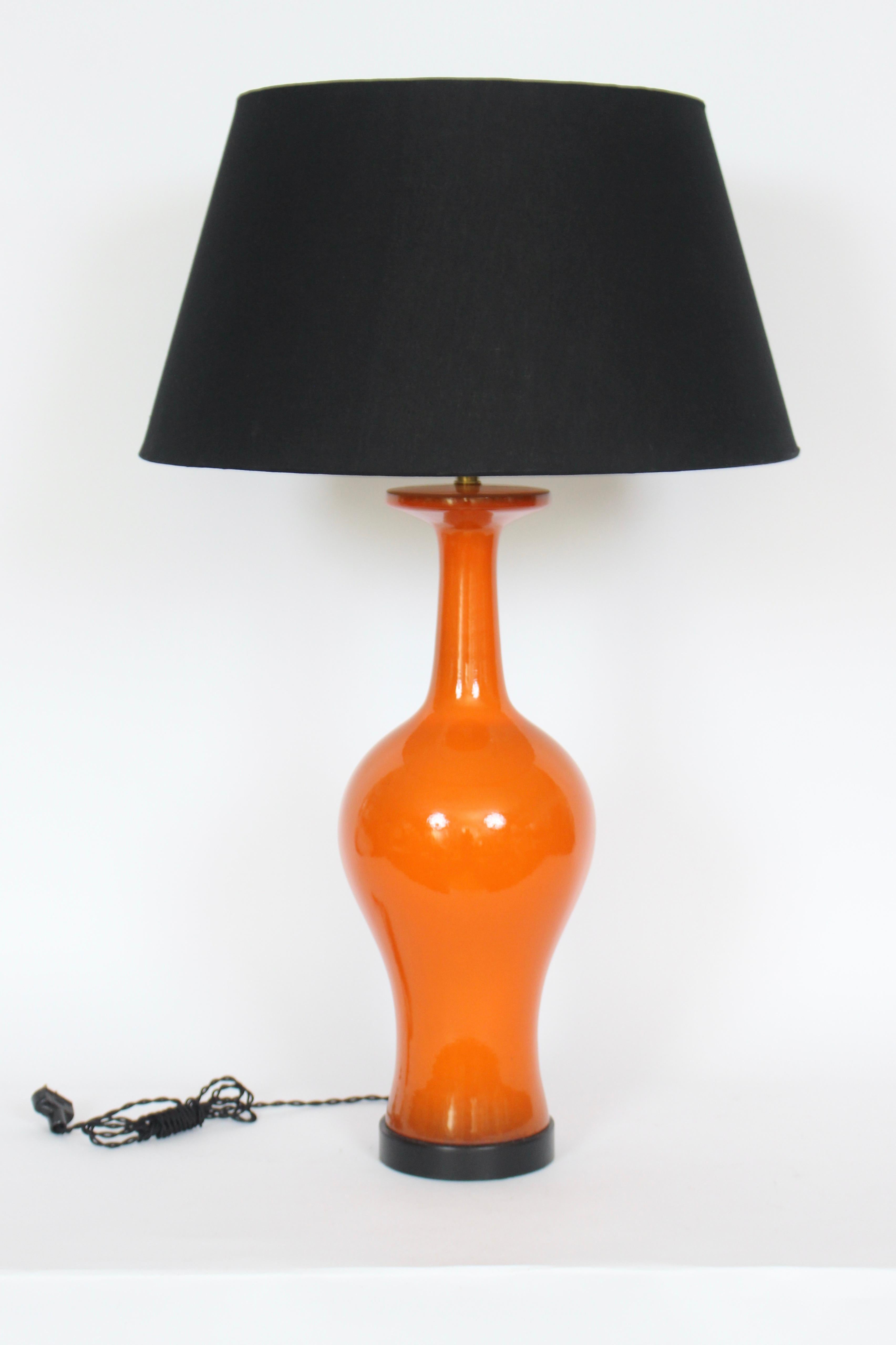 Große glasierte Tomatenrote Ingwerglasur-Tischlampe aus Keramik, um 1960 (Metall) im Angebot