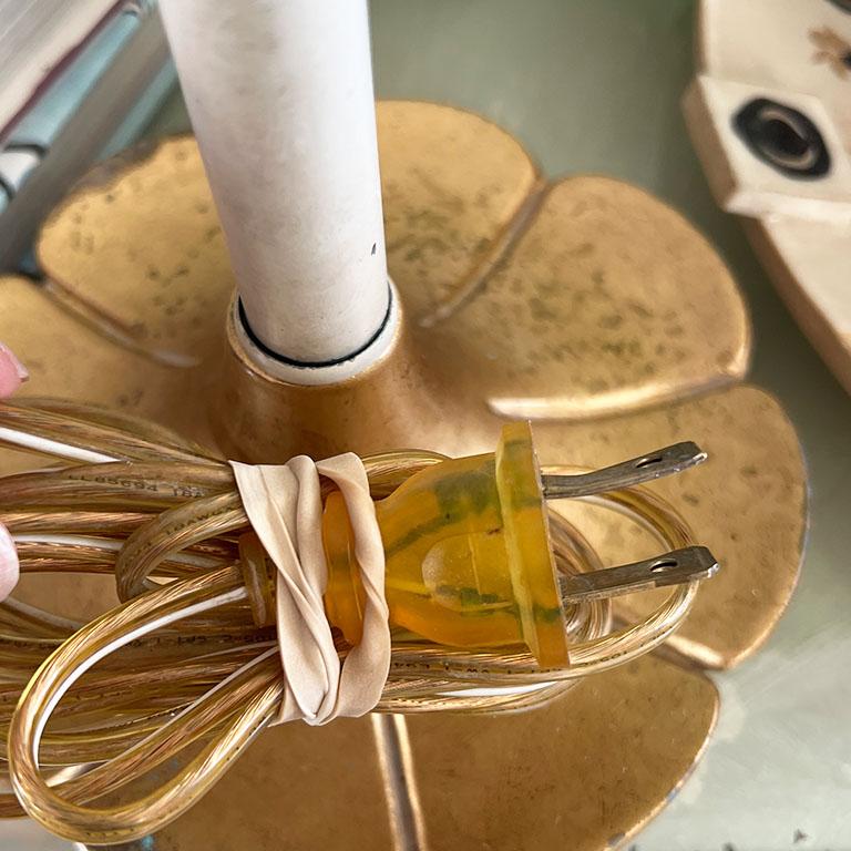 20ième siècle Grande lampe de bureau Art Nouveau Vintage Lilly Pad avec abat-jour doré en vente
