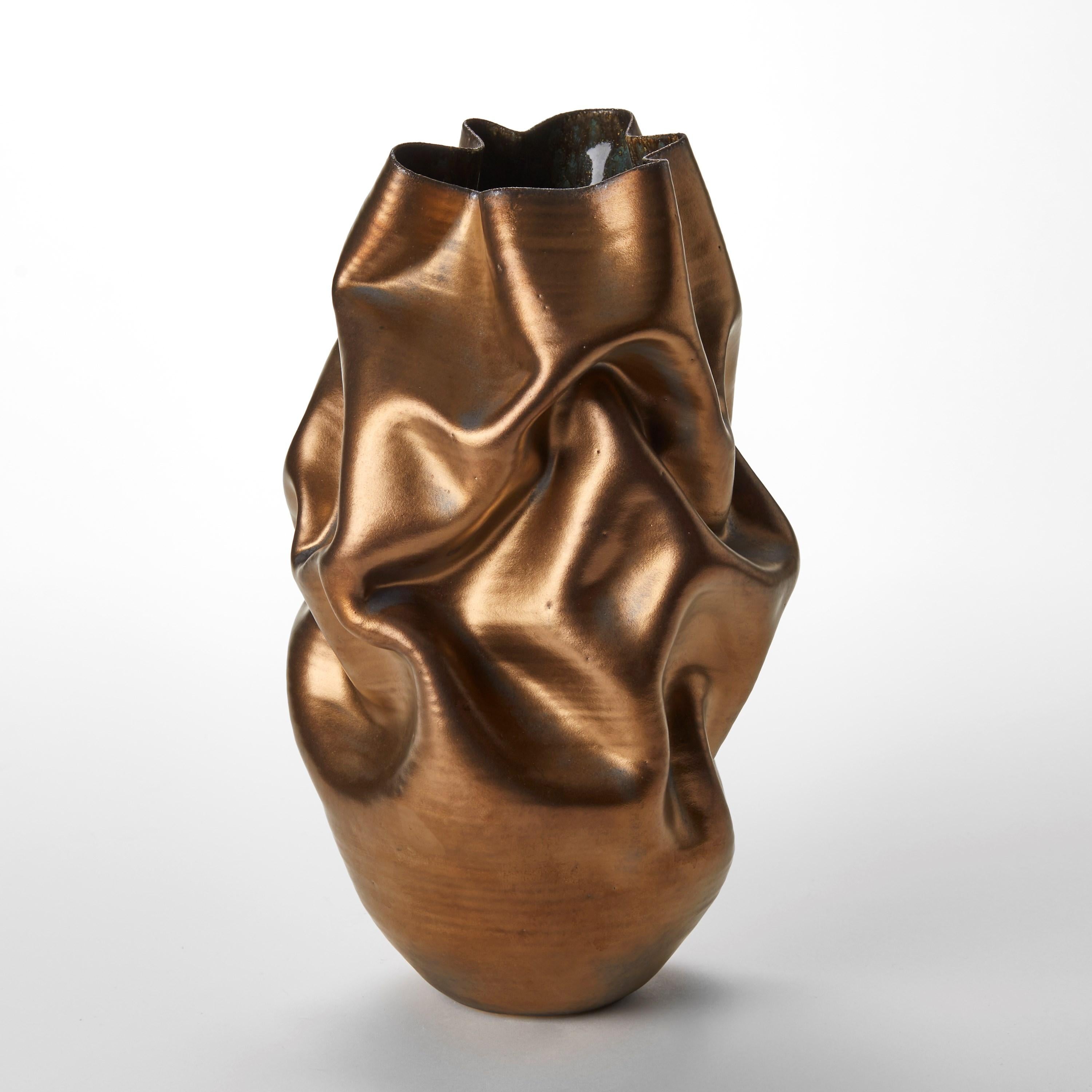 Organico moderno Tall Gold Crumpled Form No 131, un vaso in ceramica di Nicholas Arroyave-Portela in vendita
