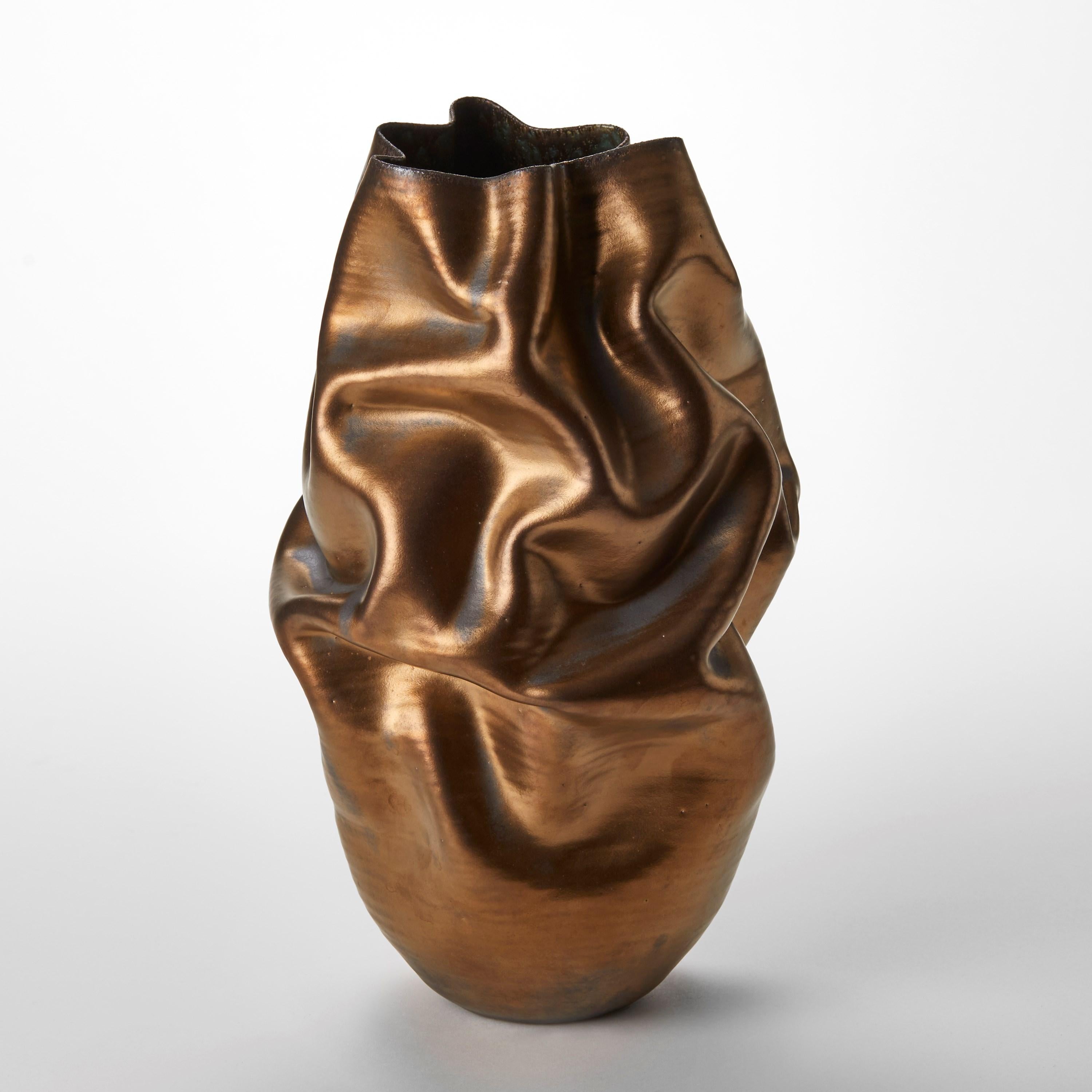 Fatto a mano Tall Gold Crumpled Form No 131, un vaso in ceramica di Nicholas Arroyave-Portela in vendita