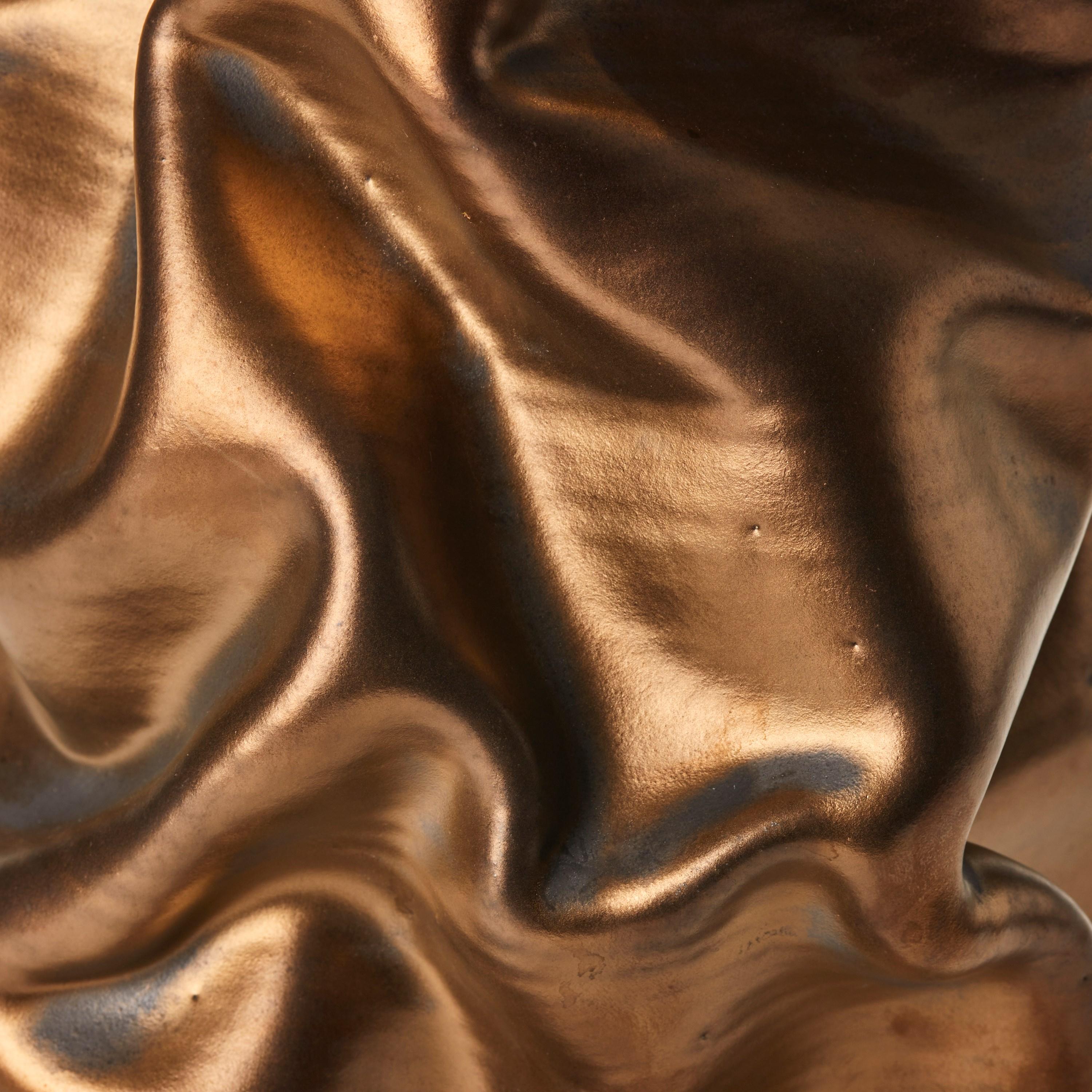 Tall Gold Crumpled Form No 131, un vaso in ceramica di Nicholas Arroyave-Portela In condizioni Nuovo in vendita a London, GB