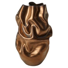 Grande forme froissée d'or n° 131, un récipient en céramique de Nicholas Arroyave-Portela