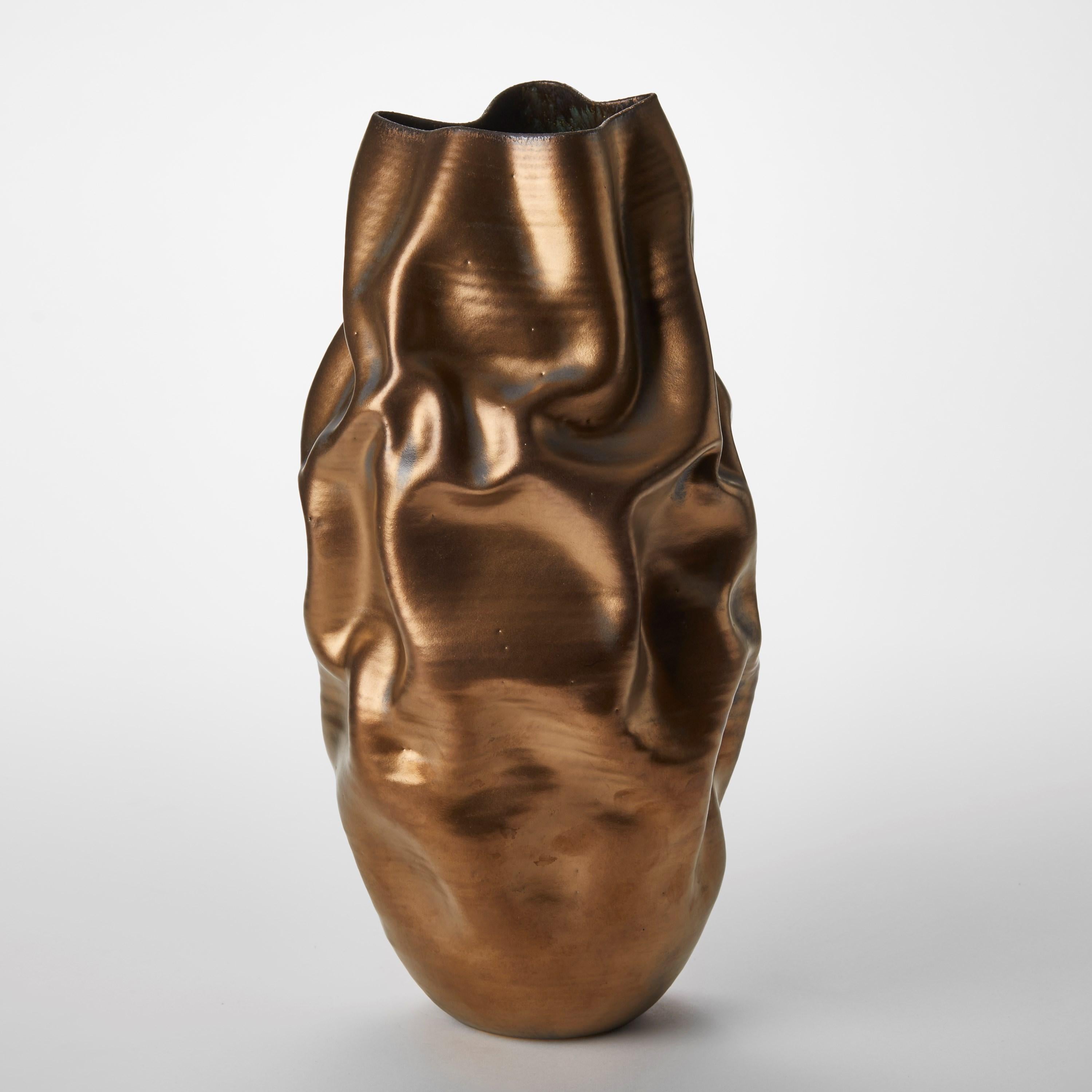 Organique Grand récipient en céramique No 132, froissé d'or de Nicholas Arroyave-Portela en vente