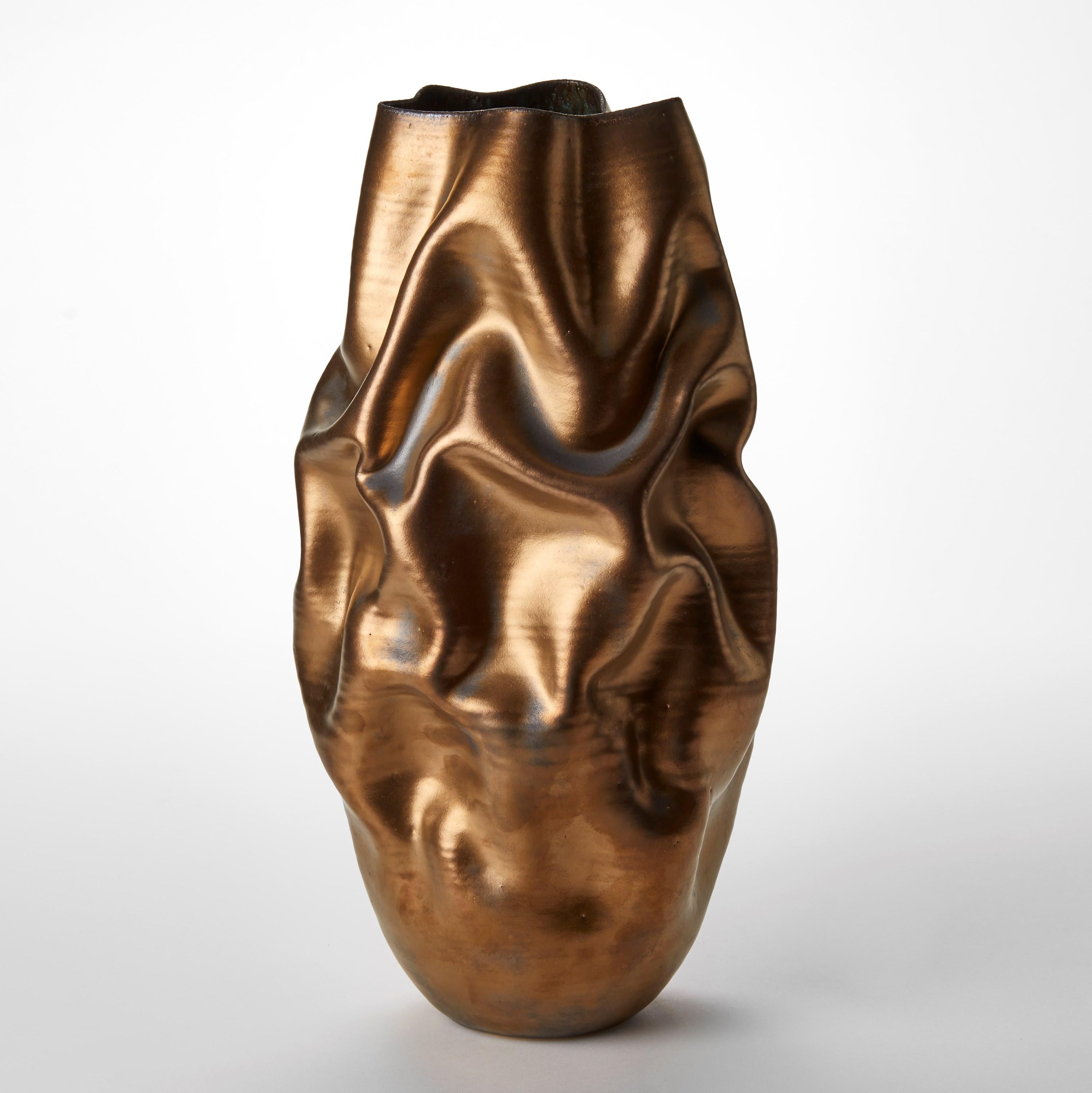 Espagnol Grand récipient en céramique No 132, froissé d'or de Nicholas Arroyave-Portela en vente
