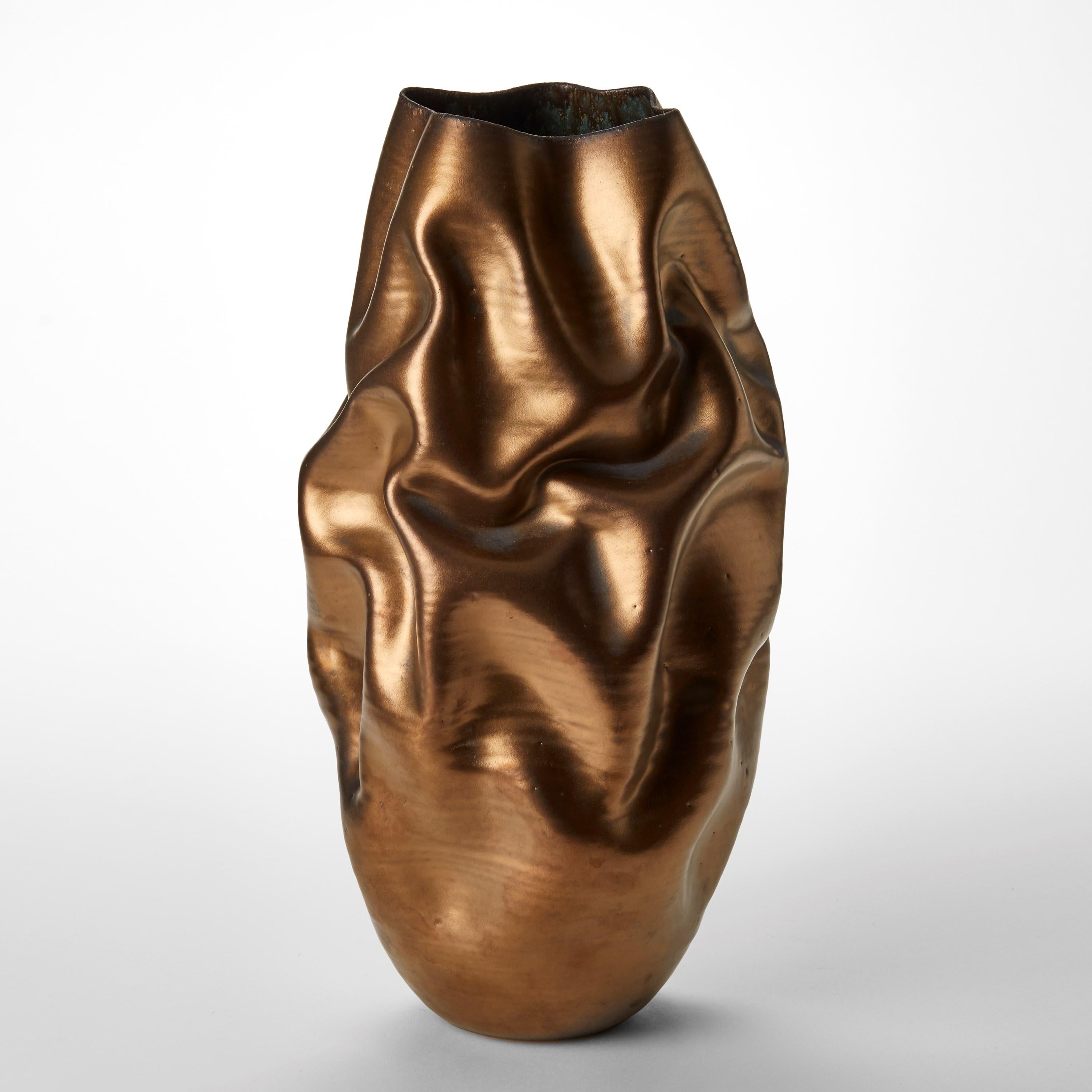 Fait main Grand récipient en céramique No 132, froissé d'or de Nicholas Arroyave-Portela en vente