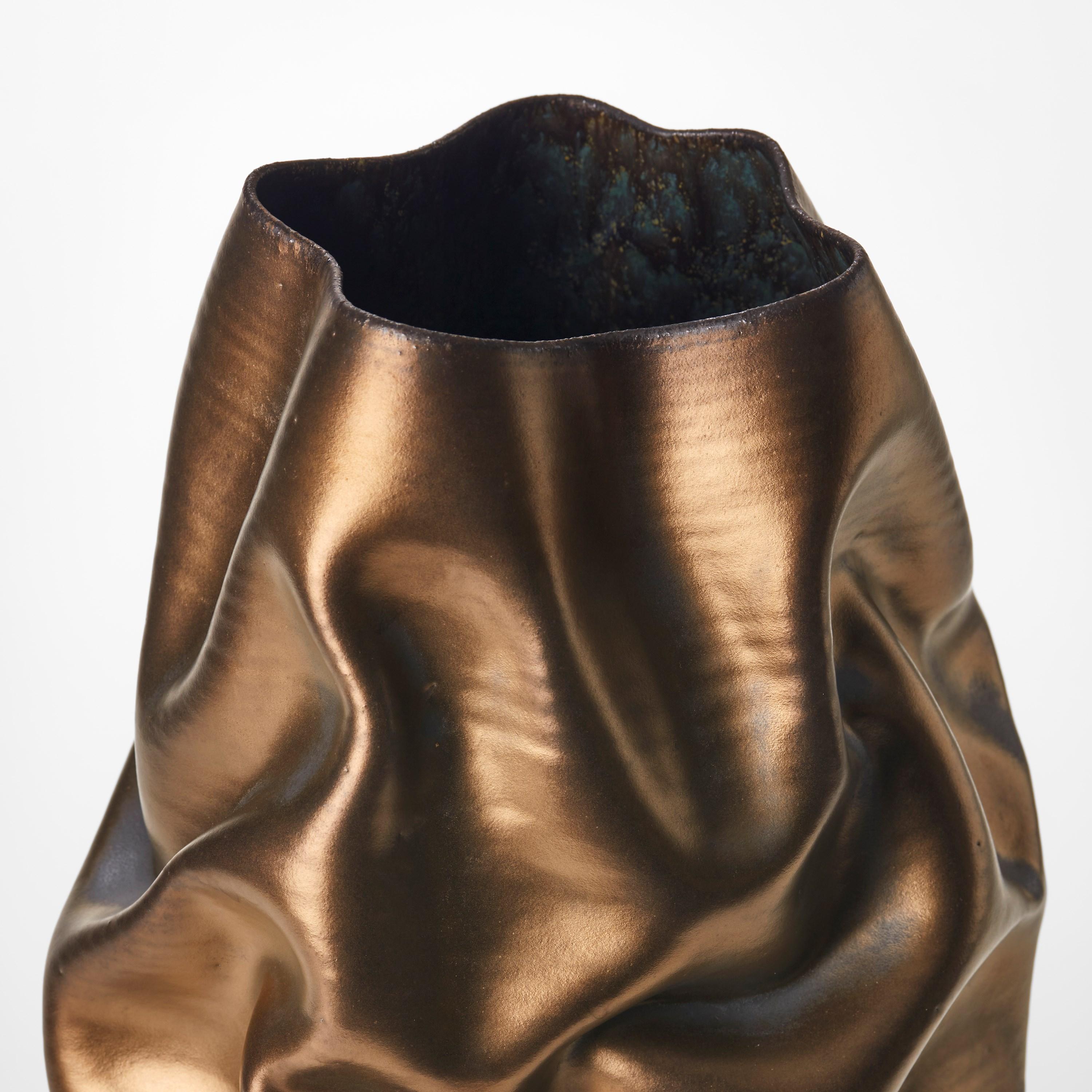 Grand récipient en céramique No 132, froissé d'or de Nicholas Arroyave-Portela Neuf - En vente à London, GB