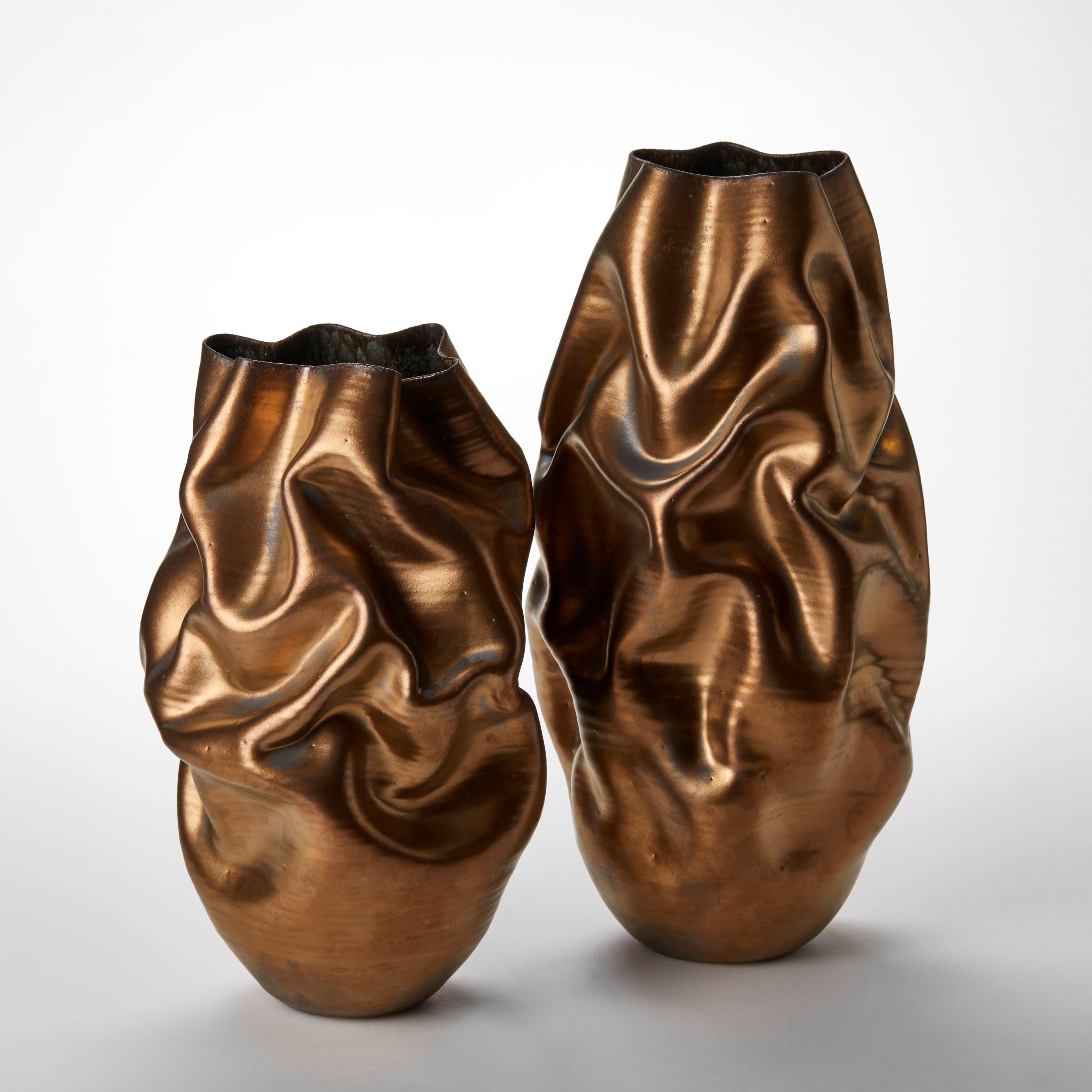XXIe siècle et contemporain Grand récipient en céramique No 132, froissé d'or de Nicholas Arroyave-Portela en vente
