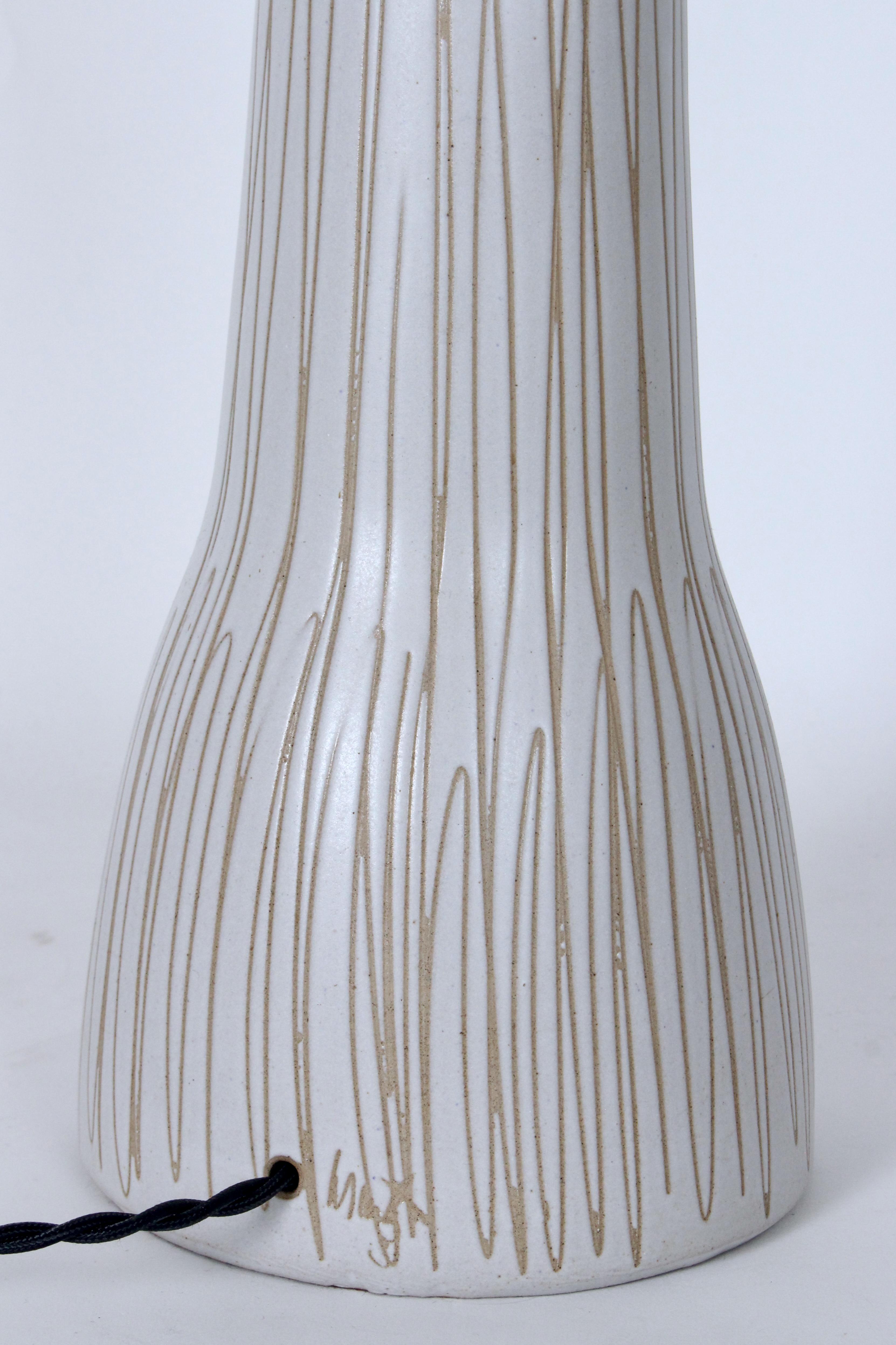 Tall Gordon & Jane Martz for Marshall Studios Incised Ivory Table Lamp, 1960s im Angebot 3