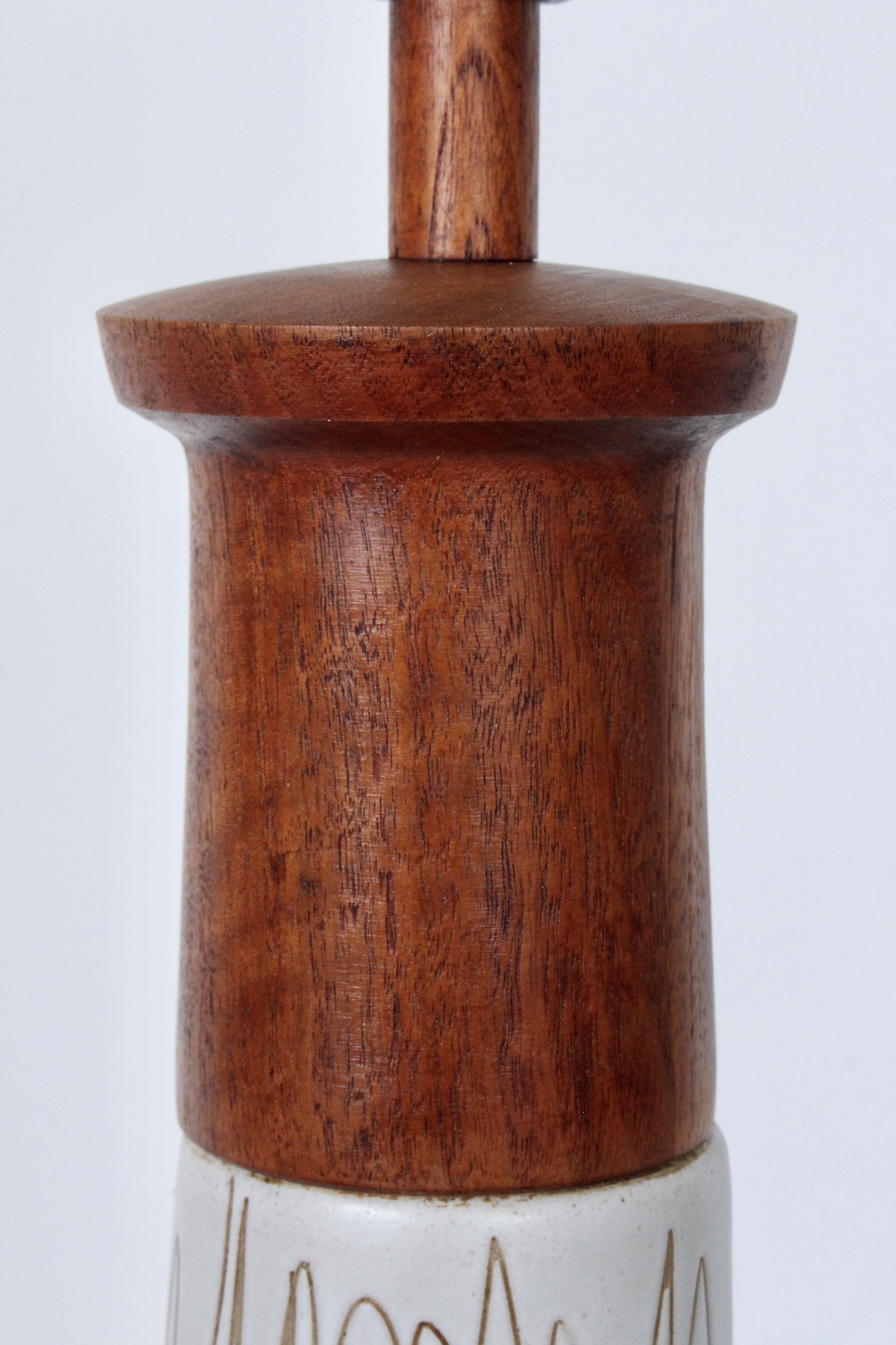 Tall Gordon & Jane Martz for Marshall Studios Incised Ivory Table Lamp, 1960s im Angebot 4