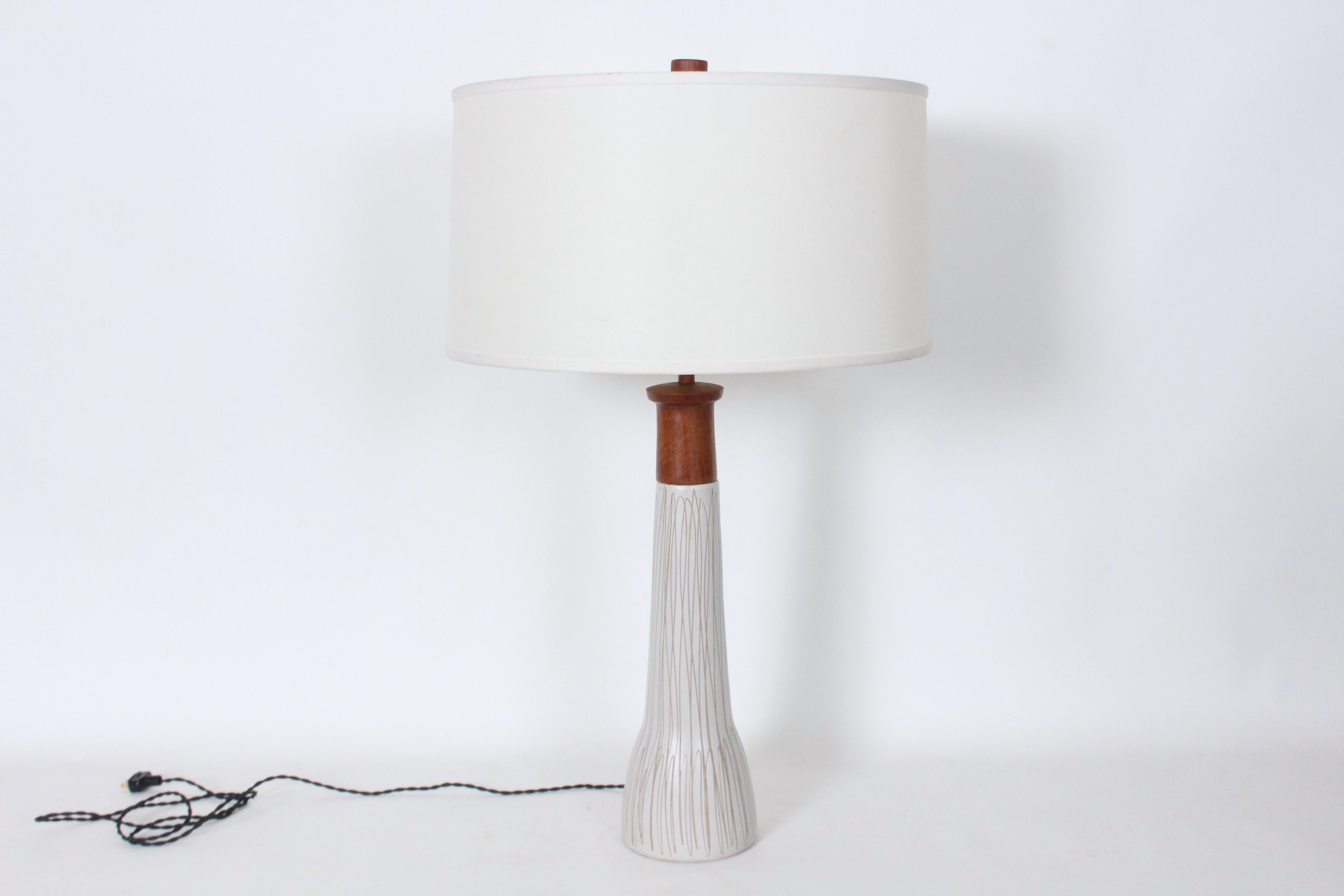 Tall Gordon & Jane Martz for Marshall Studios Incised Ivory Table Lamp, 1960s im Angebot 11