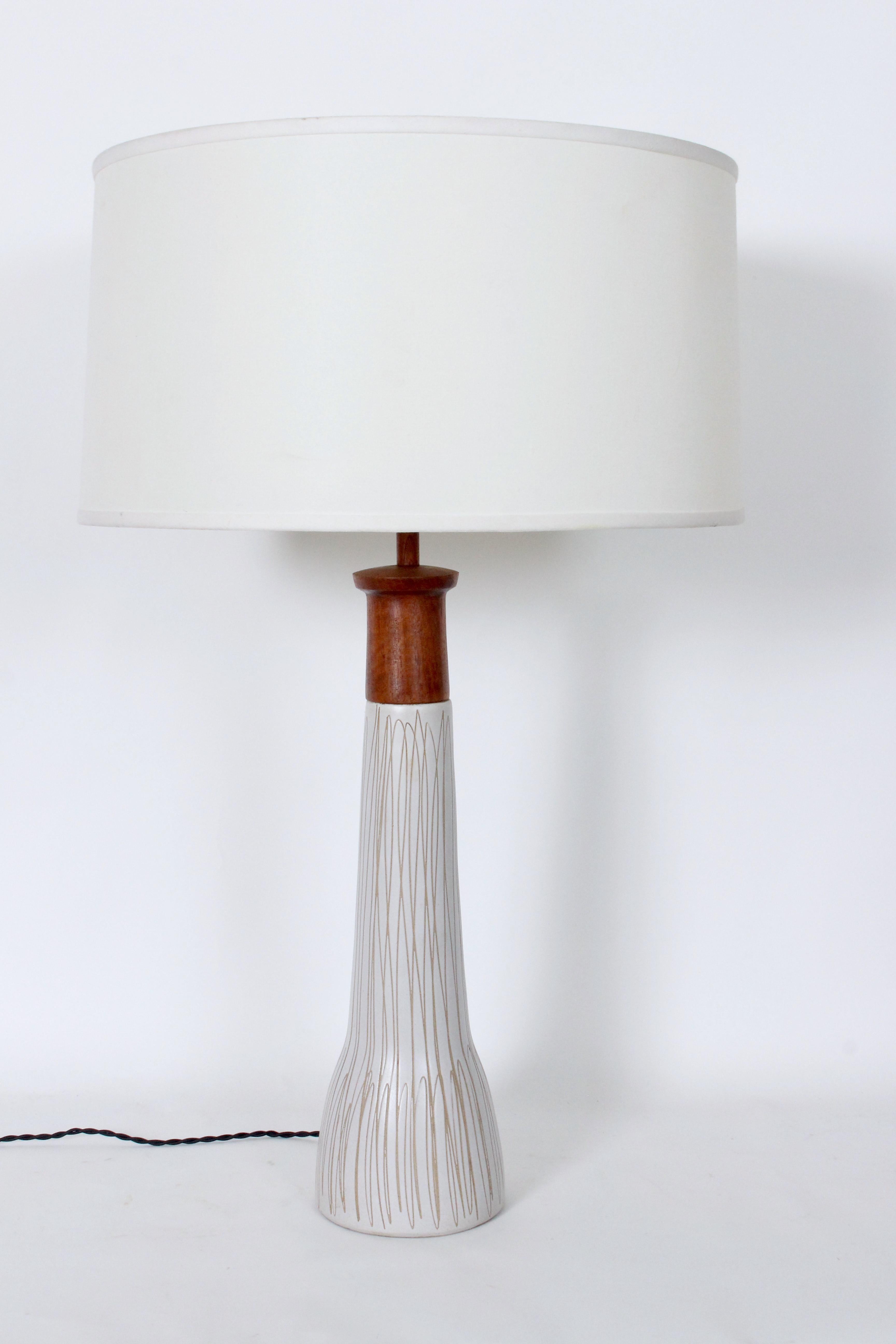 Tall Gordon & Jane Martz for Marshall Studios Incised Ivory Table Lamp, 1960s (Moderne der Mitte des Jahrhunderts) im Angebot
