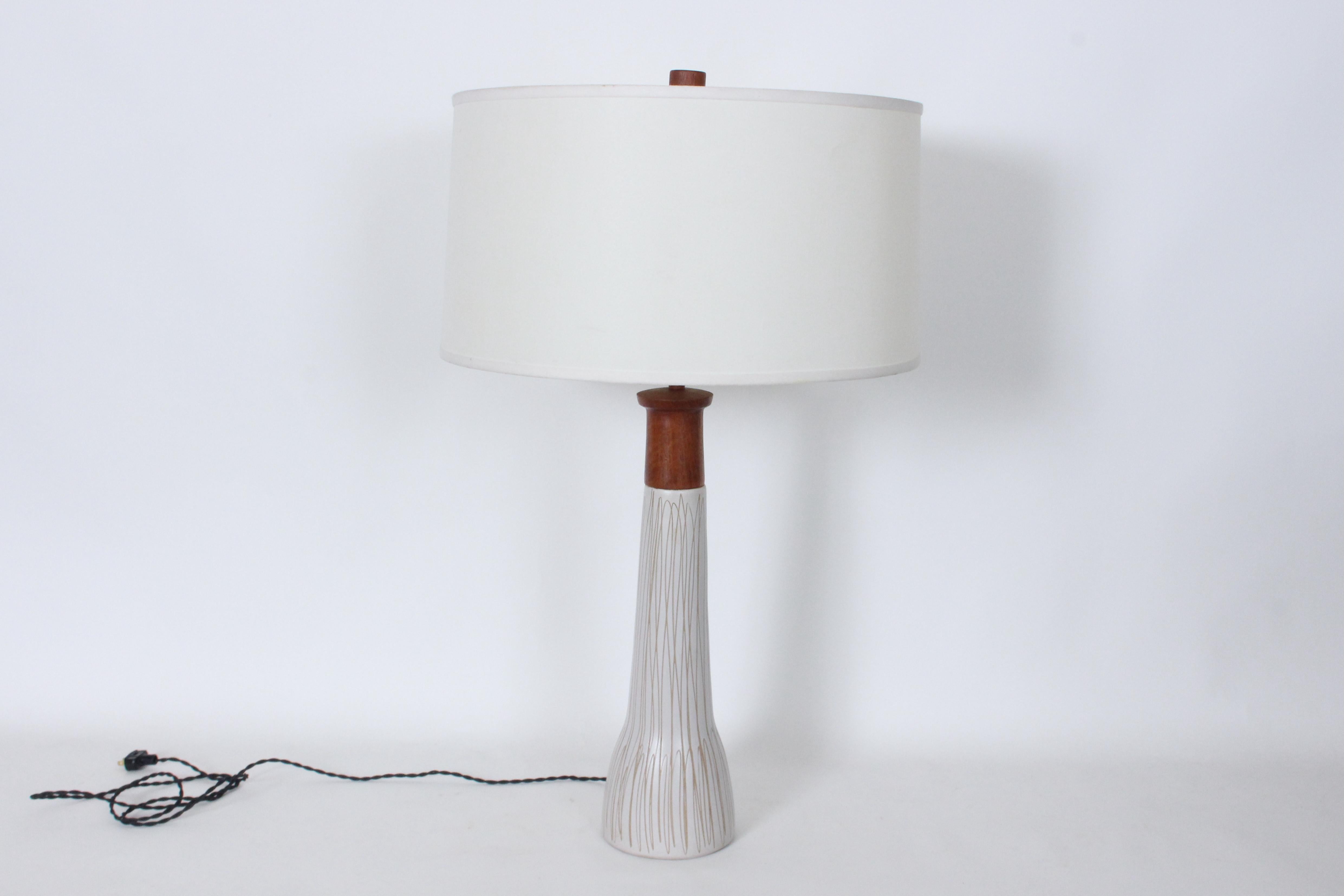Tall Gordon & Jane Martz for Marshall Studios Incised Ivory Table Lamp, 1960s (amerikanisch) im Angebot