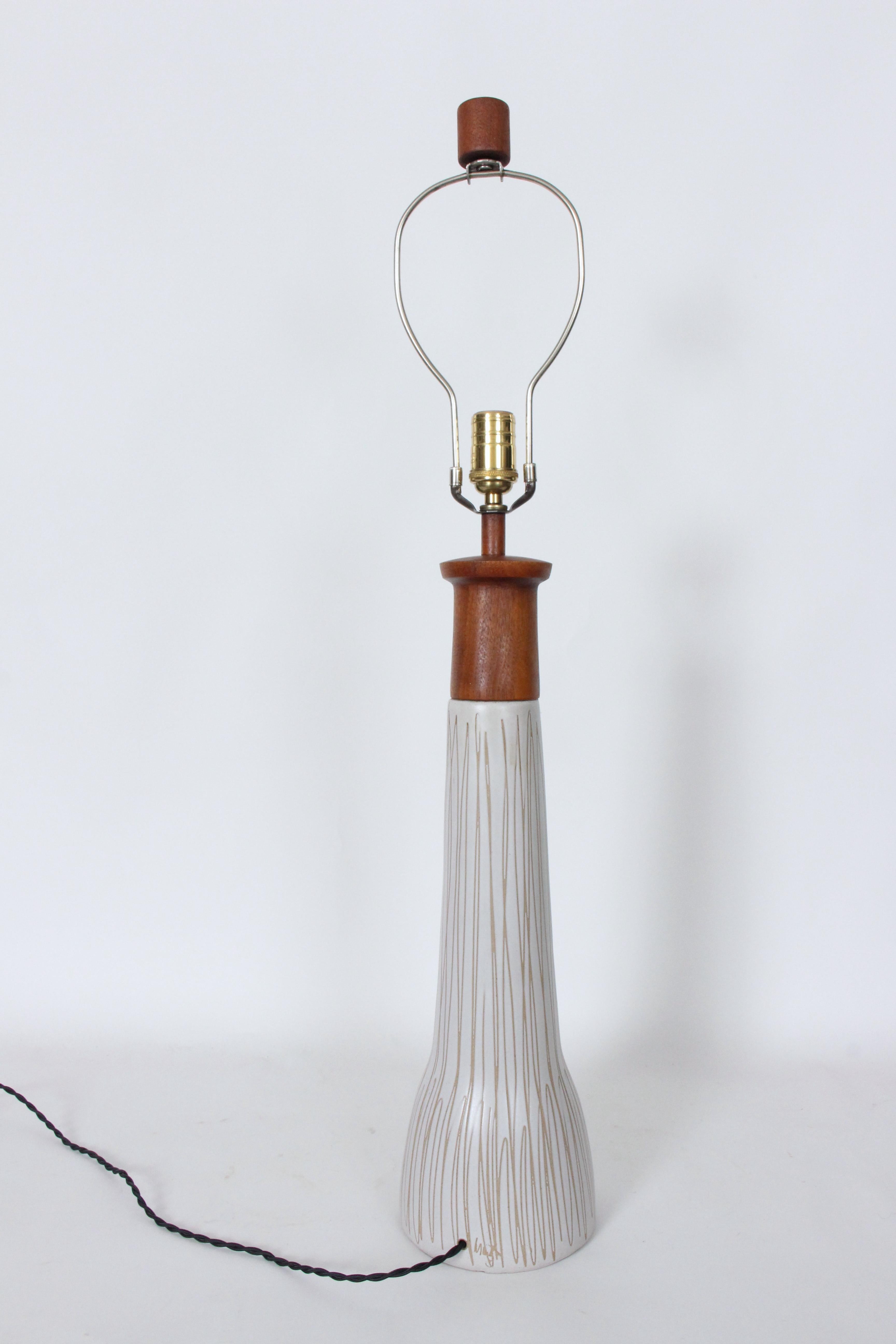 Tall Gordon & Jane Martz for Marshall Studios Incised Ivory Table Lamp, 1960s im Zustand „Gut“ im Angebot in Bainbridge, NY
