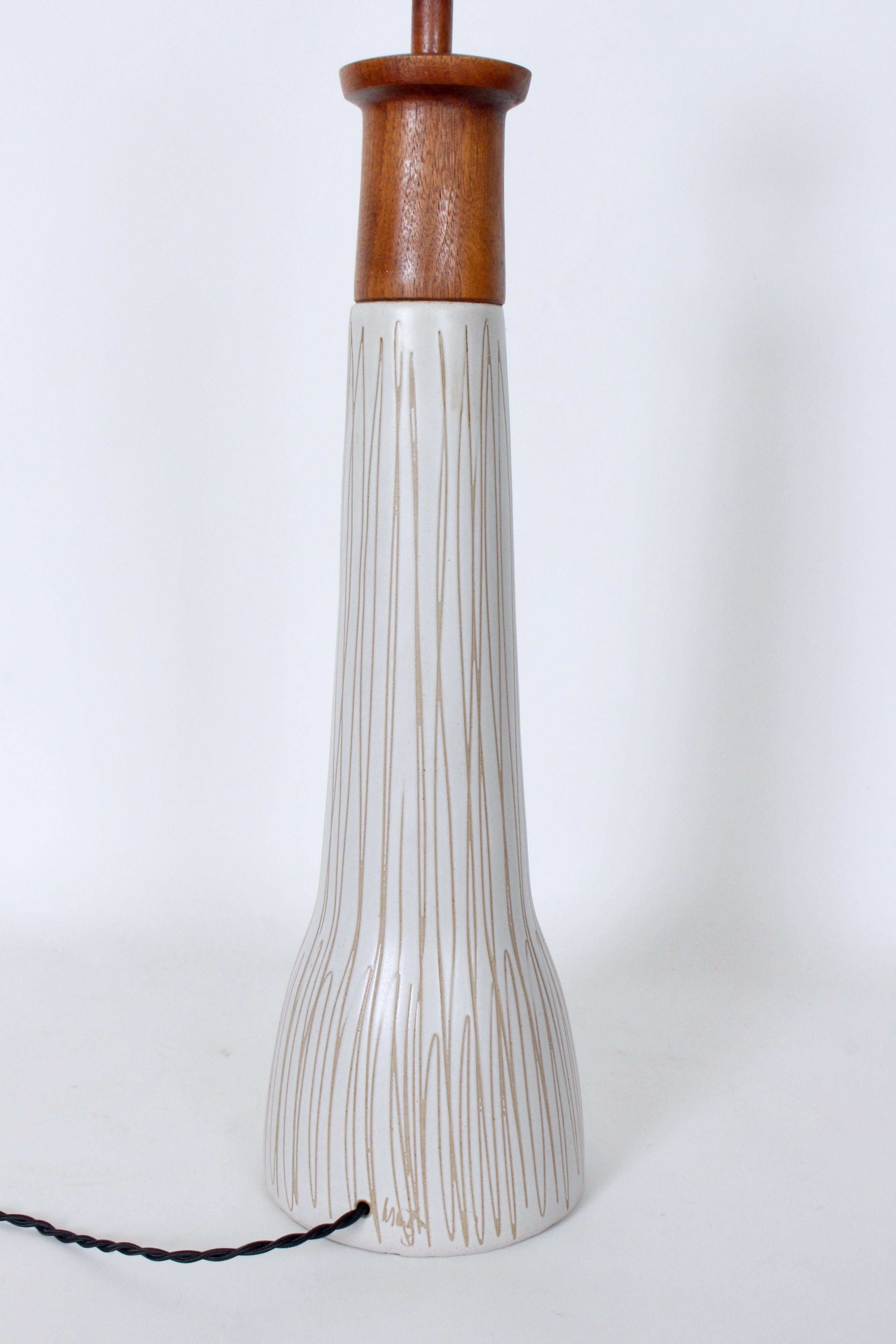 Tall Gordon & Jane Martz for Marshall Studios Incised Ivory Table Lamp, 1960s (Mitte des 20. Jahrhunderts) im Angebot