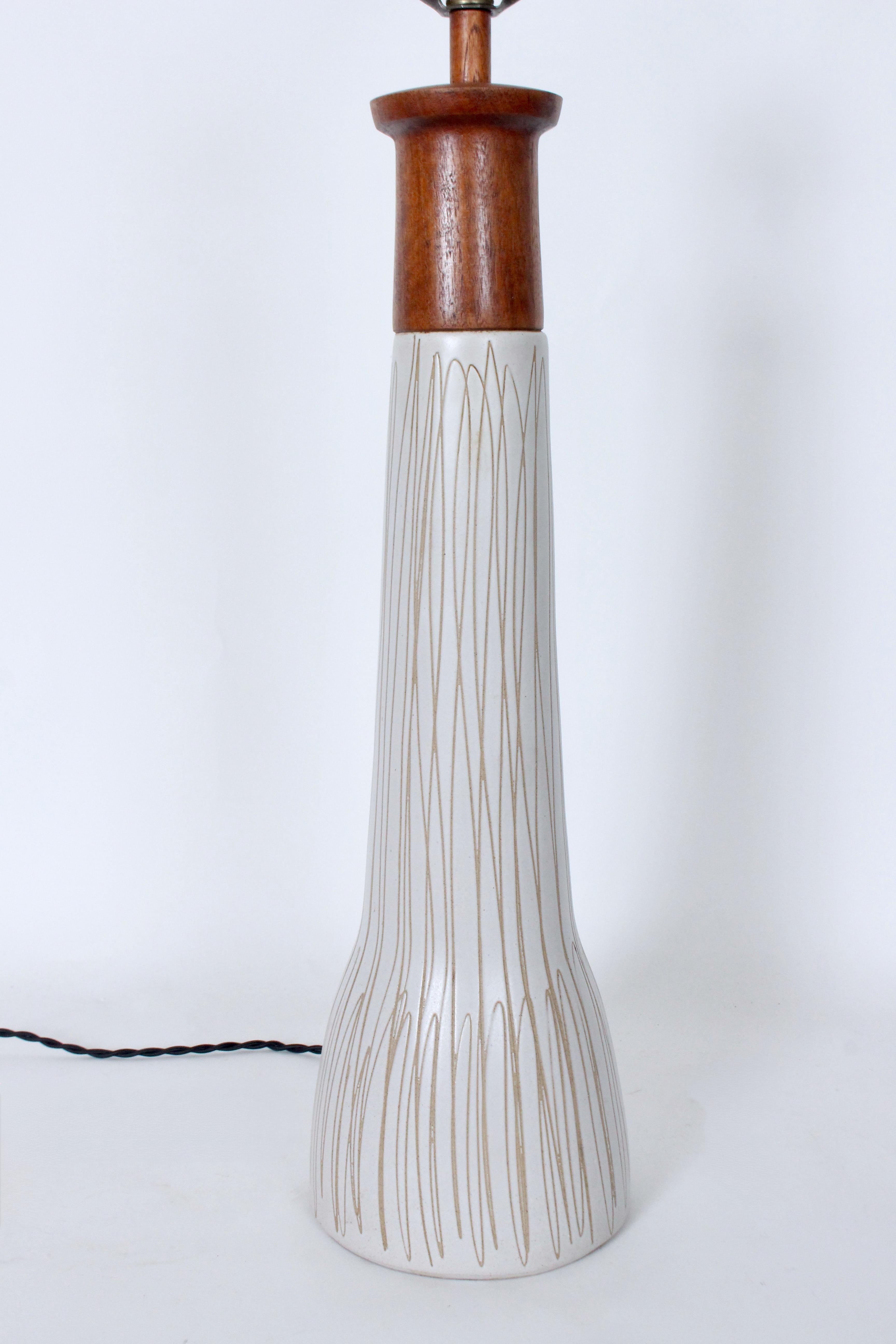 Tall Gordon & Jane Martz for Marshall Studios Incised Ivory Table Lamp, 1960s (Keramik) im Angebot