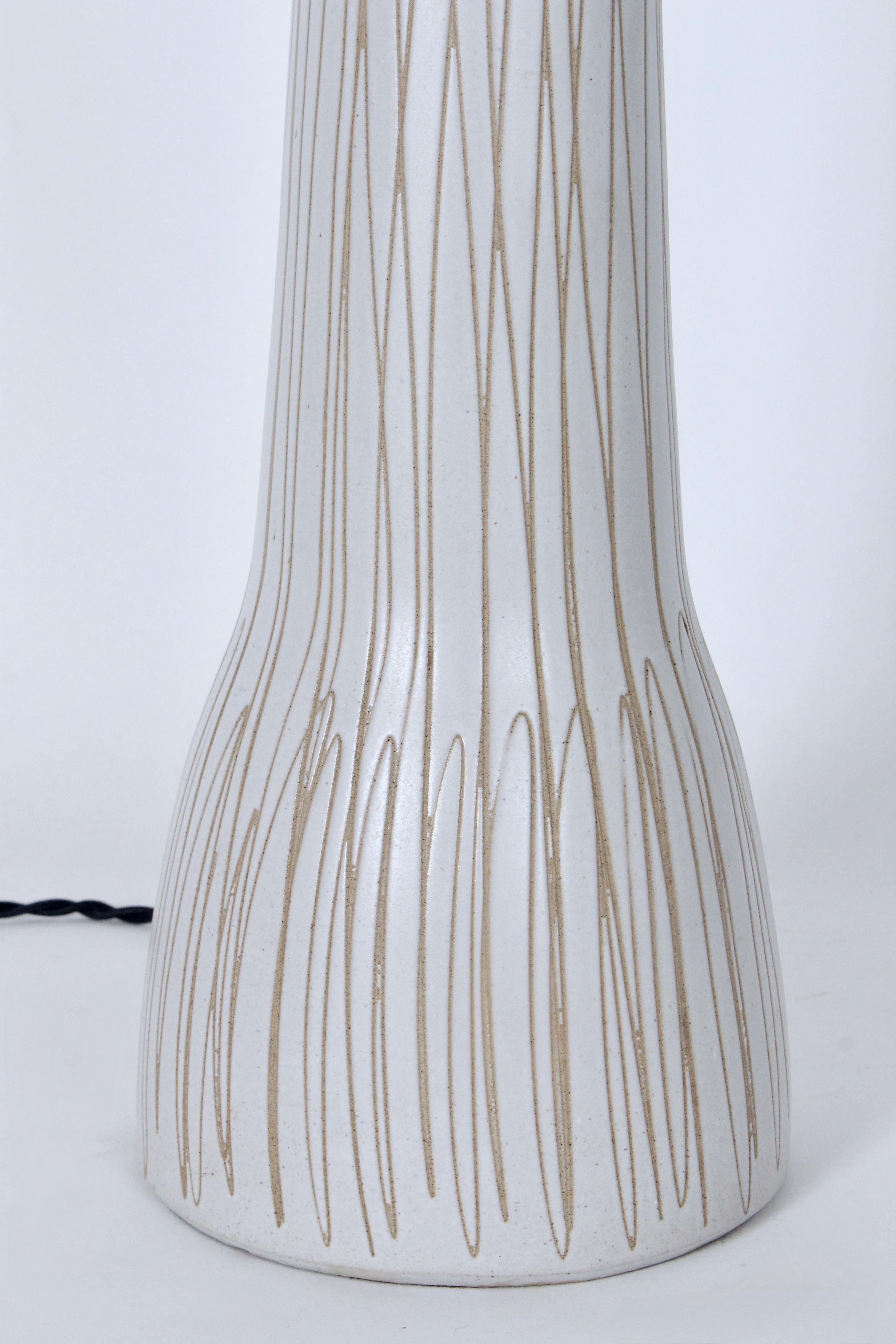 Tall Gordon & Jane Martz for Marshall Studios Incised Ivory Table Lamp, 1960s im Angebot 2