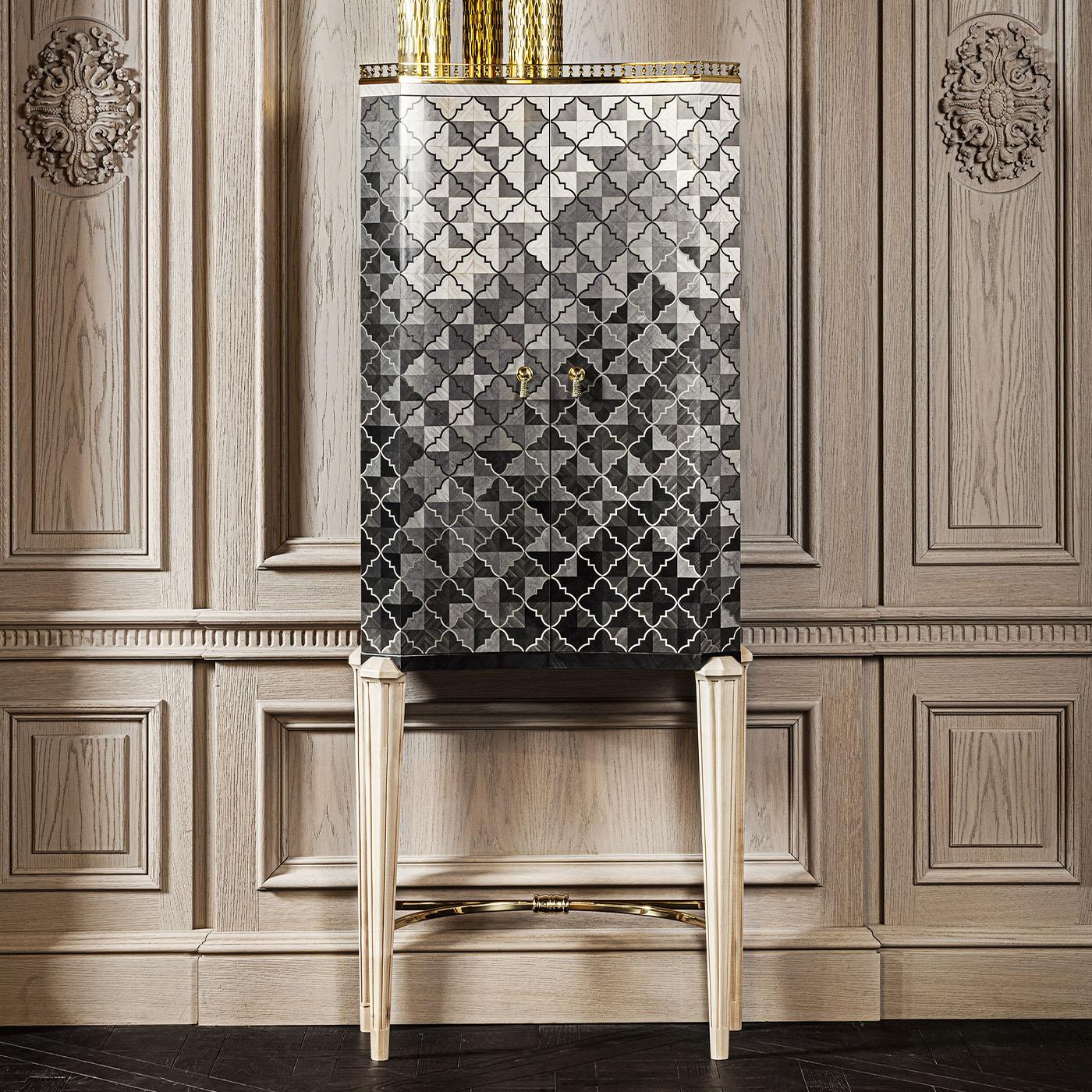Fabriquée à la main à partir de bois de haute qualité, l'armoire présente un motif précieux dans les tons gris.
