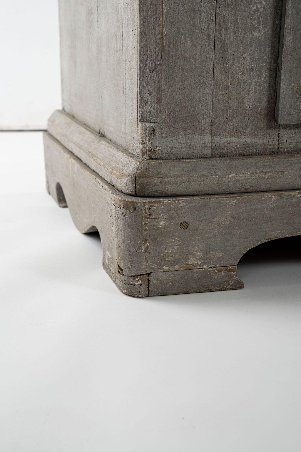 Tall Gray-Painted Swedish Buffet in vendita 3