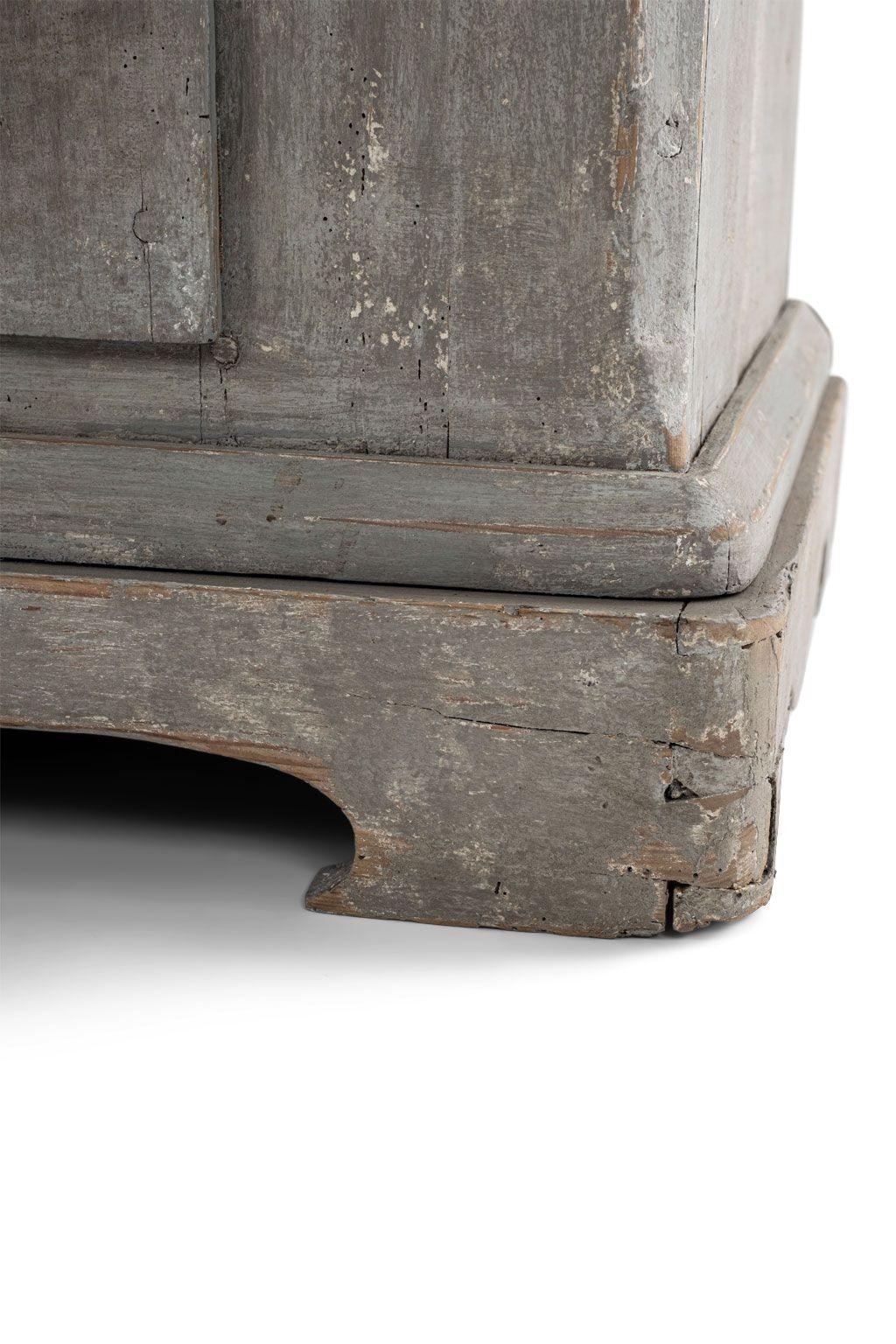 Svedese Tall Gray-Painted Swedish Buffet in vendita