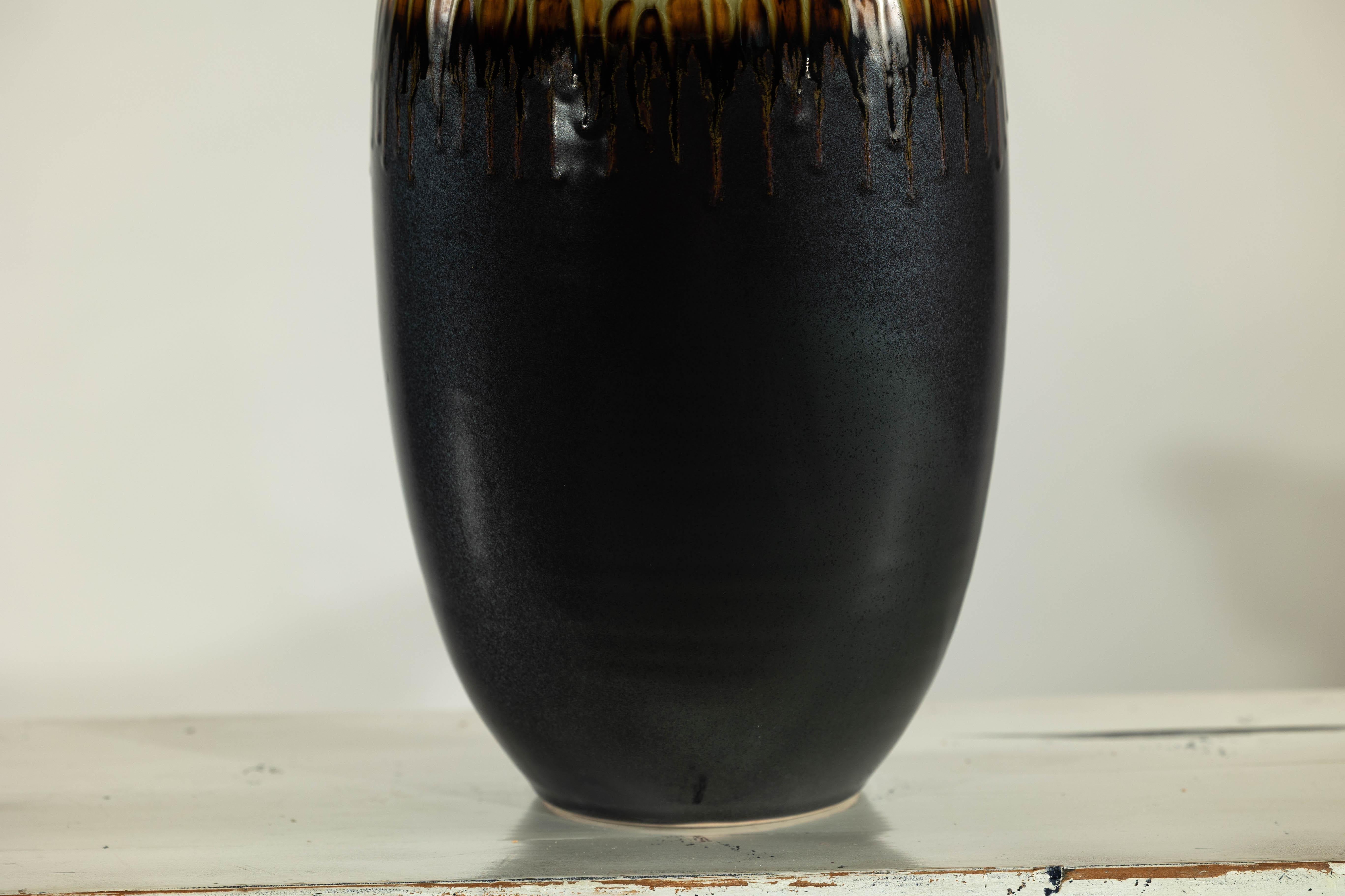 Vaso alto in ceramica smaltata verde e marrone scuro con design a goccia in vendita 4