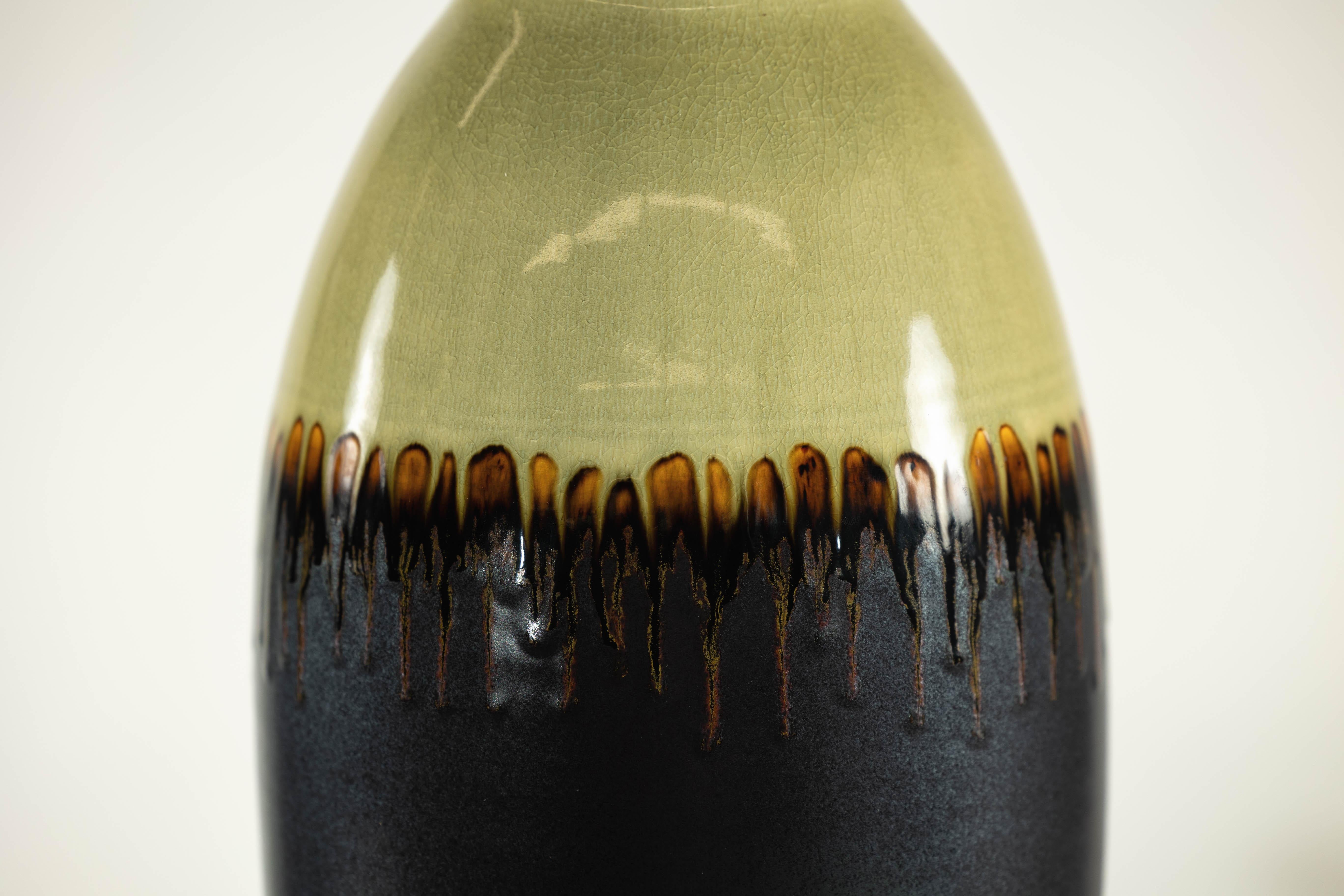 Vaso alto in ceramica smaltata verde e marrone scuro con design a goccia in vendita 5