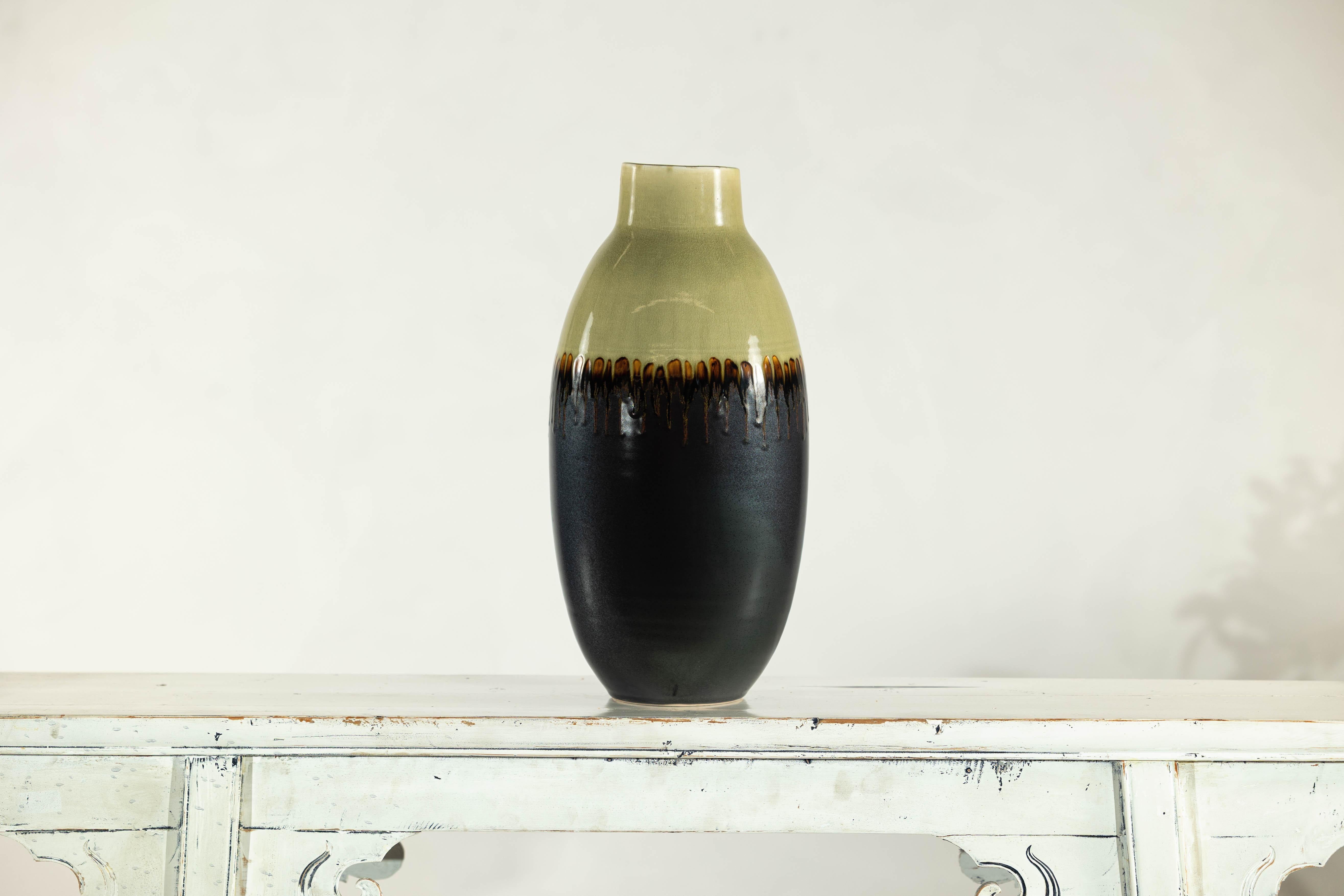 Vaso alto in ceramica smaltata verde e marrone scuro con design a goccia in vendita 6