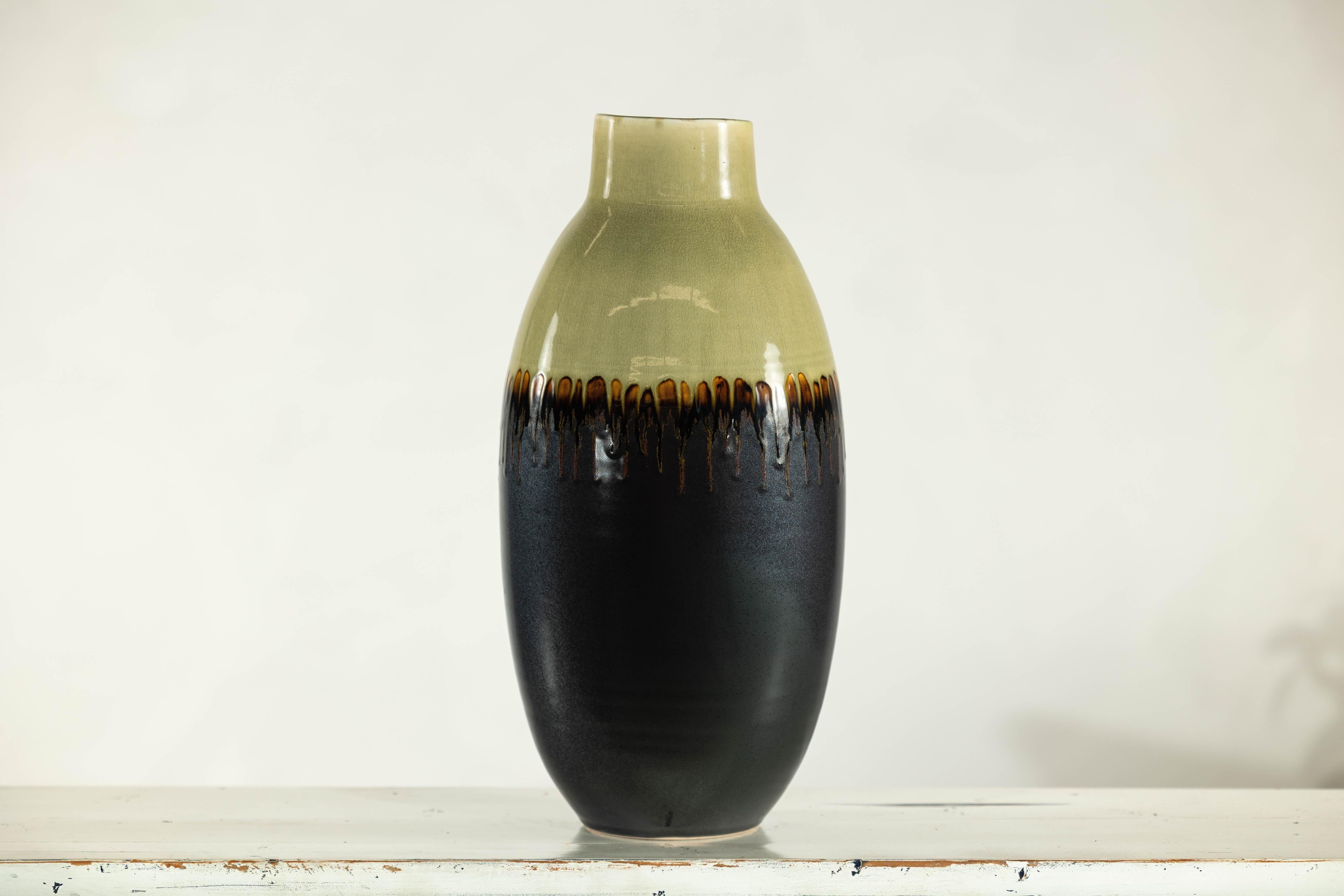 Vaso alto in ceramica smaltata verde e marrone scuro con design a goccia in vendita 7