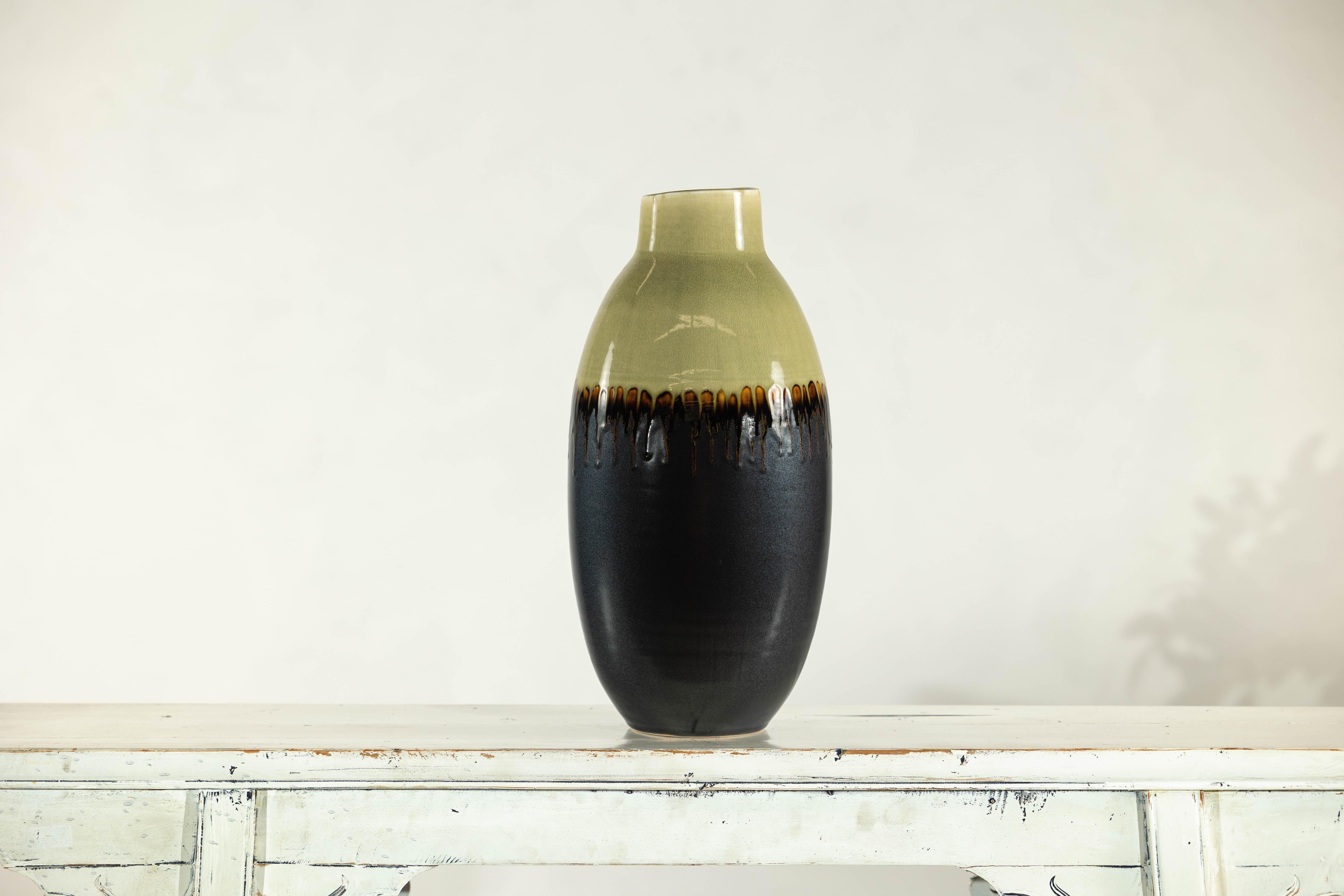 Vaso alto in ceramica smaltata verde e marrone scuro con design a goccia in vendita 8
