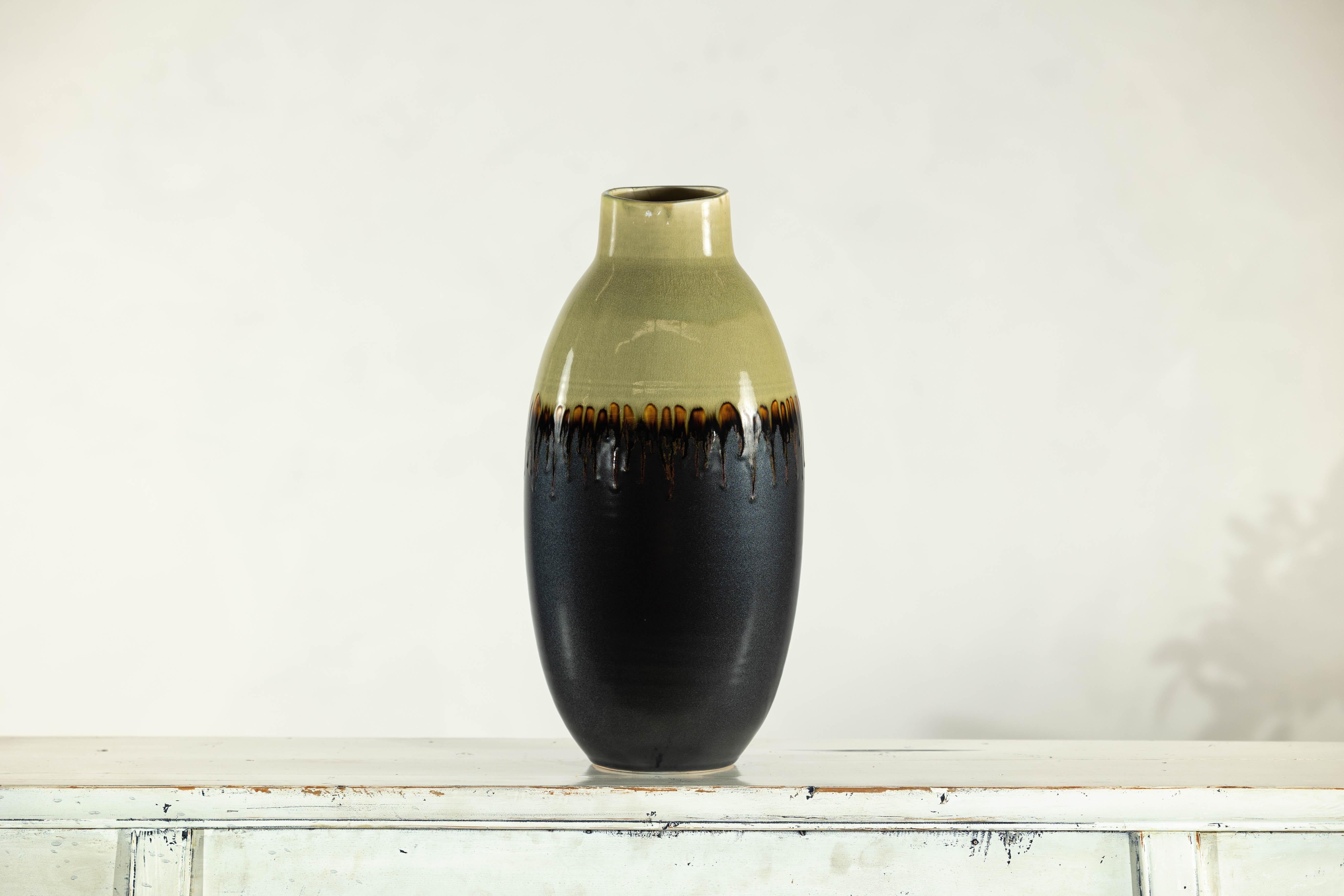 Vaso alto in ceramica smaltata verde e marrone scuro con design a goccia in vendita 9