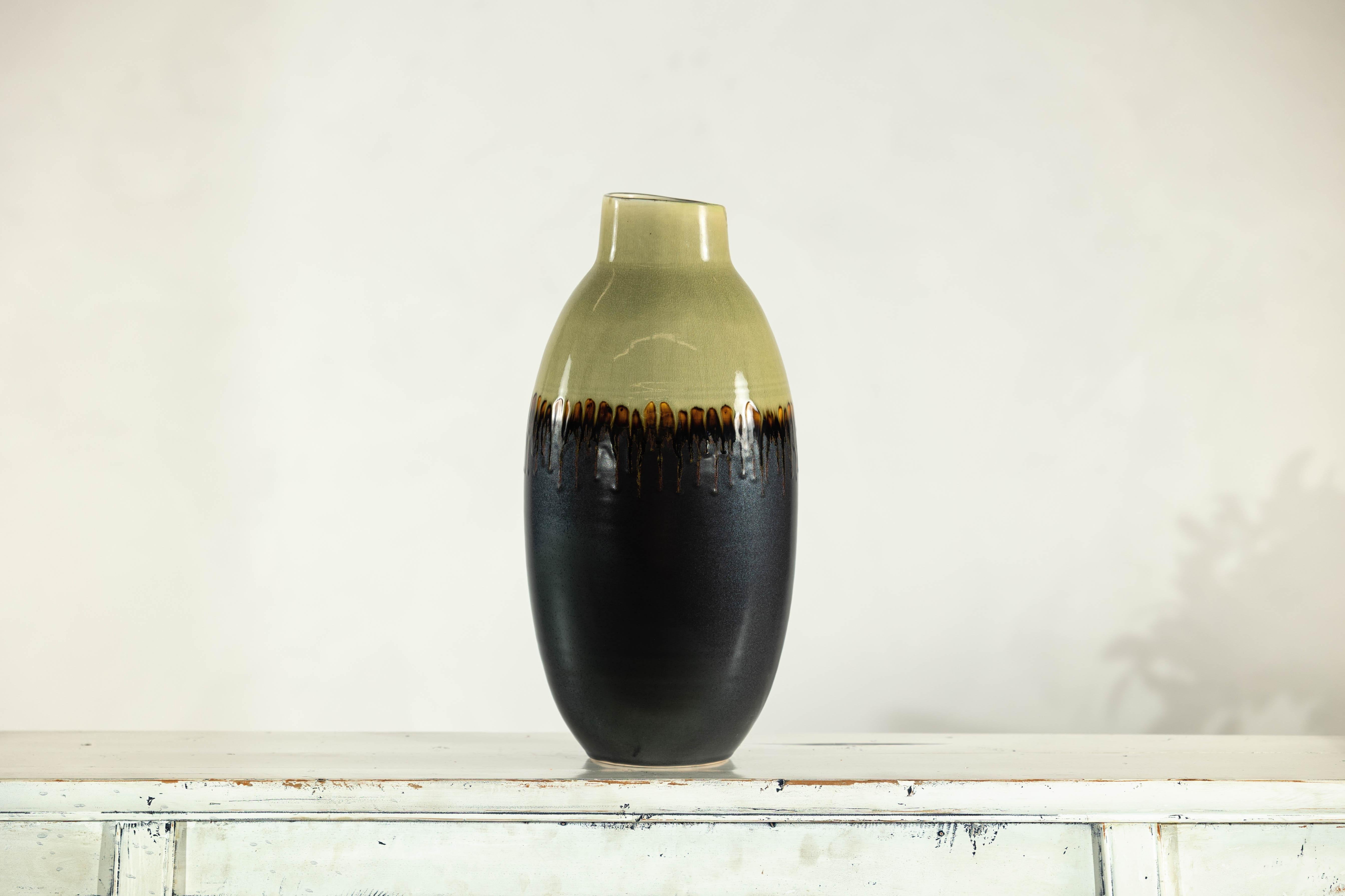 Vaso alto in ceramica smaltata verde e marrone scuro con design a goccia in vendita 10