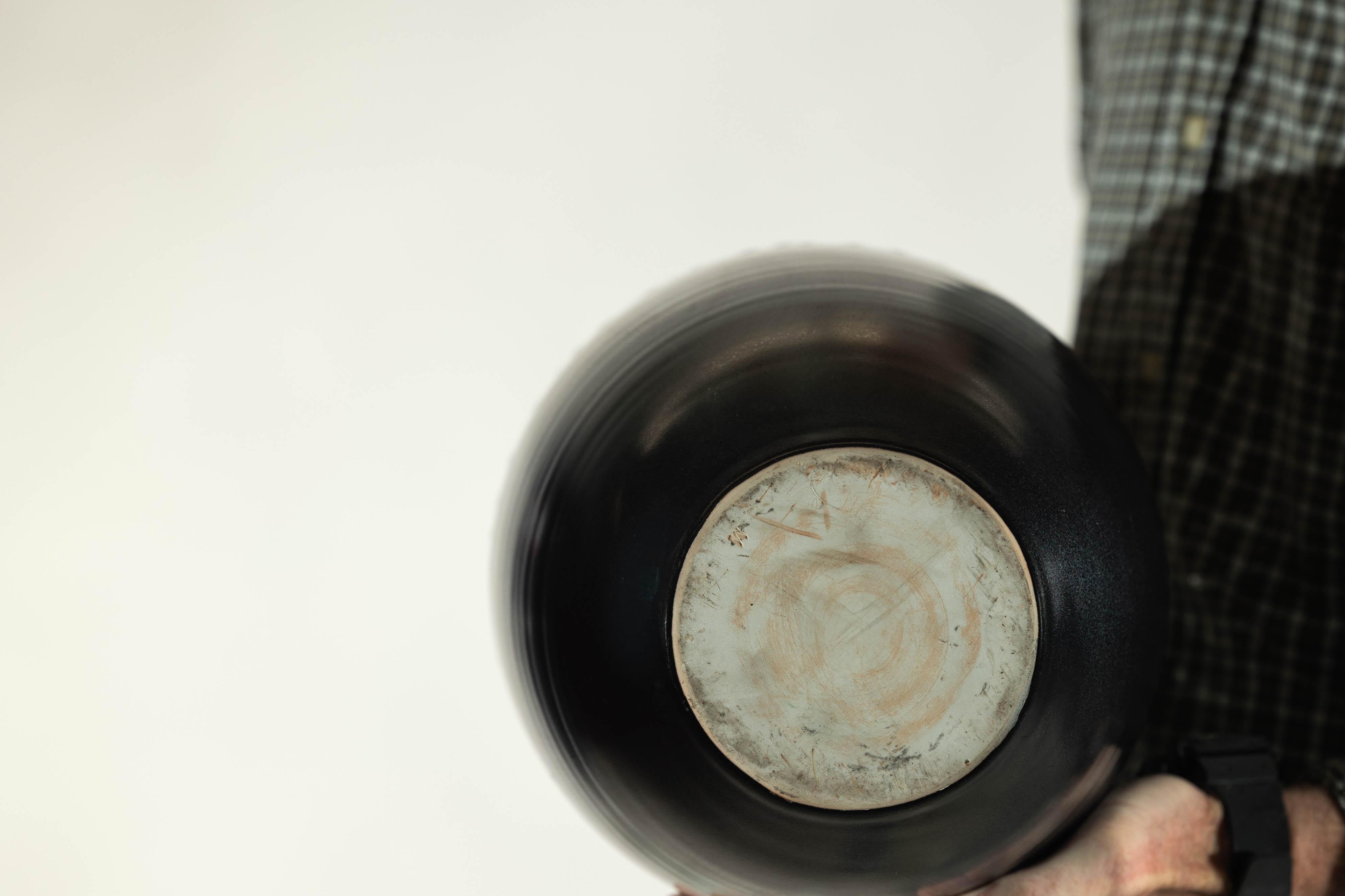 Vaso alto in ceramica smaltata verde e marrone scuro con design a goccia in vendita 11