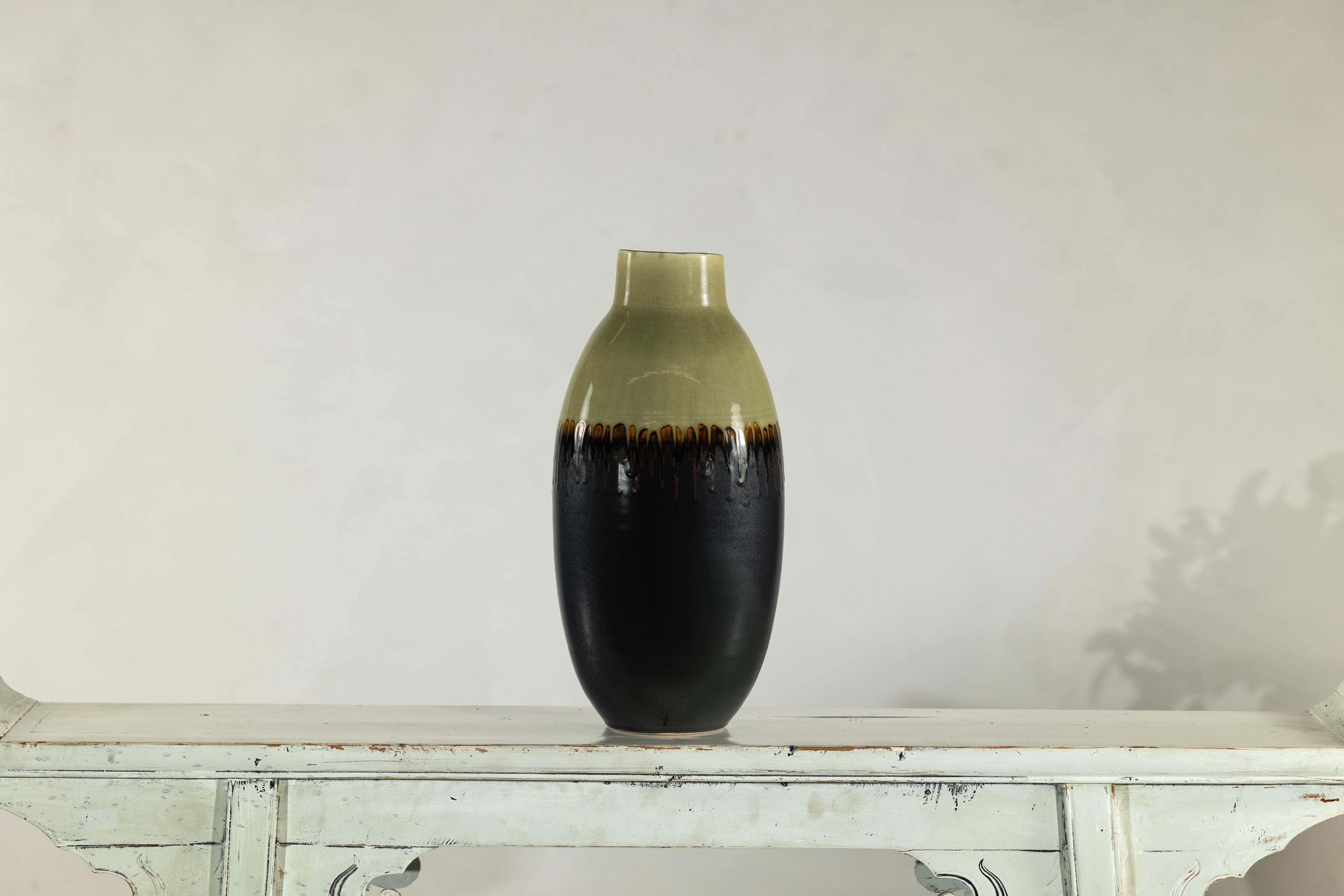 Vaso alto in ceramica smaltata verde e marrone scuro con design a goccia in vendita 12