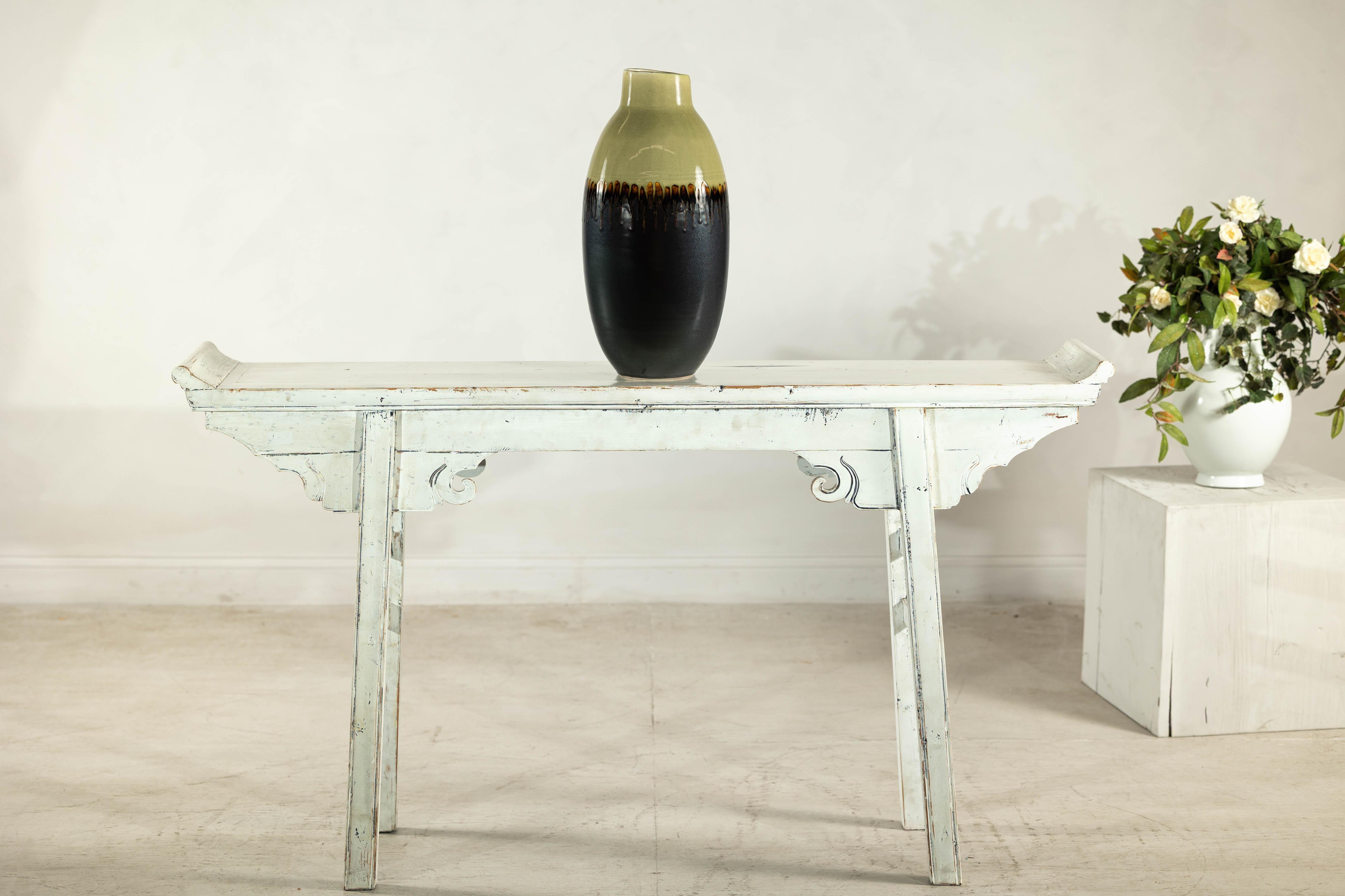Smaltato Vaso alto in ceramica smaltata verde e marrone scuro con design a goccia in vendita