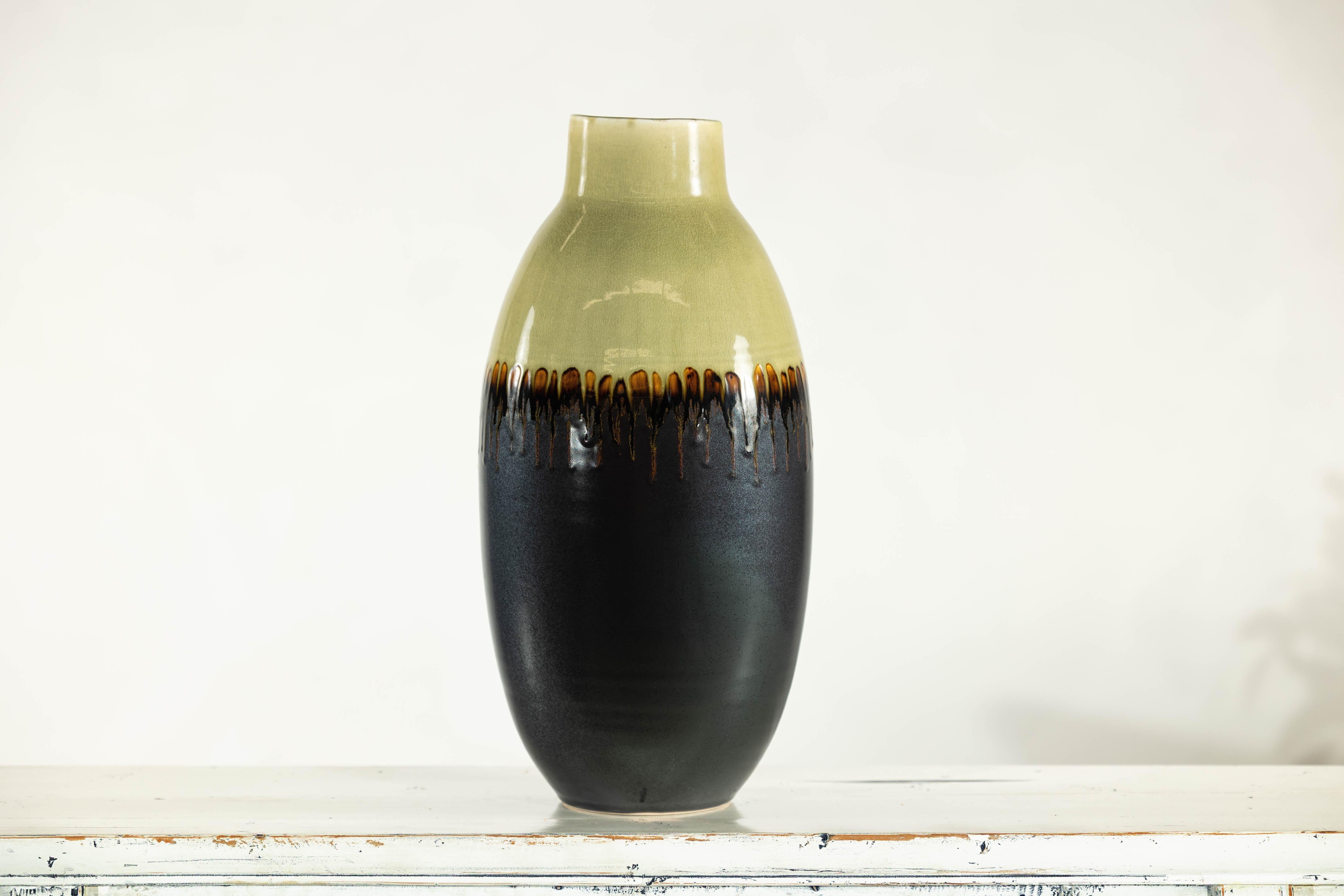 Vaso alto in ceramica smaltata verde e marrone scuro con design a goccia In condizioni buone in vendita a Yonkers, NY