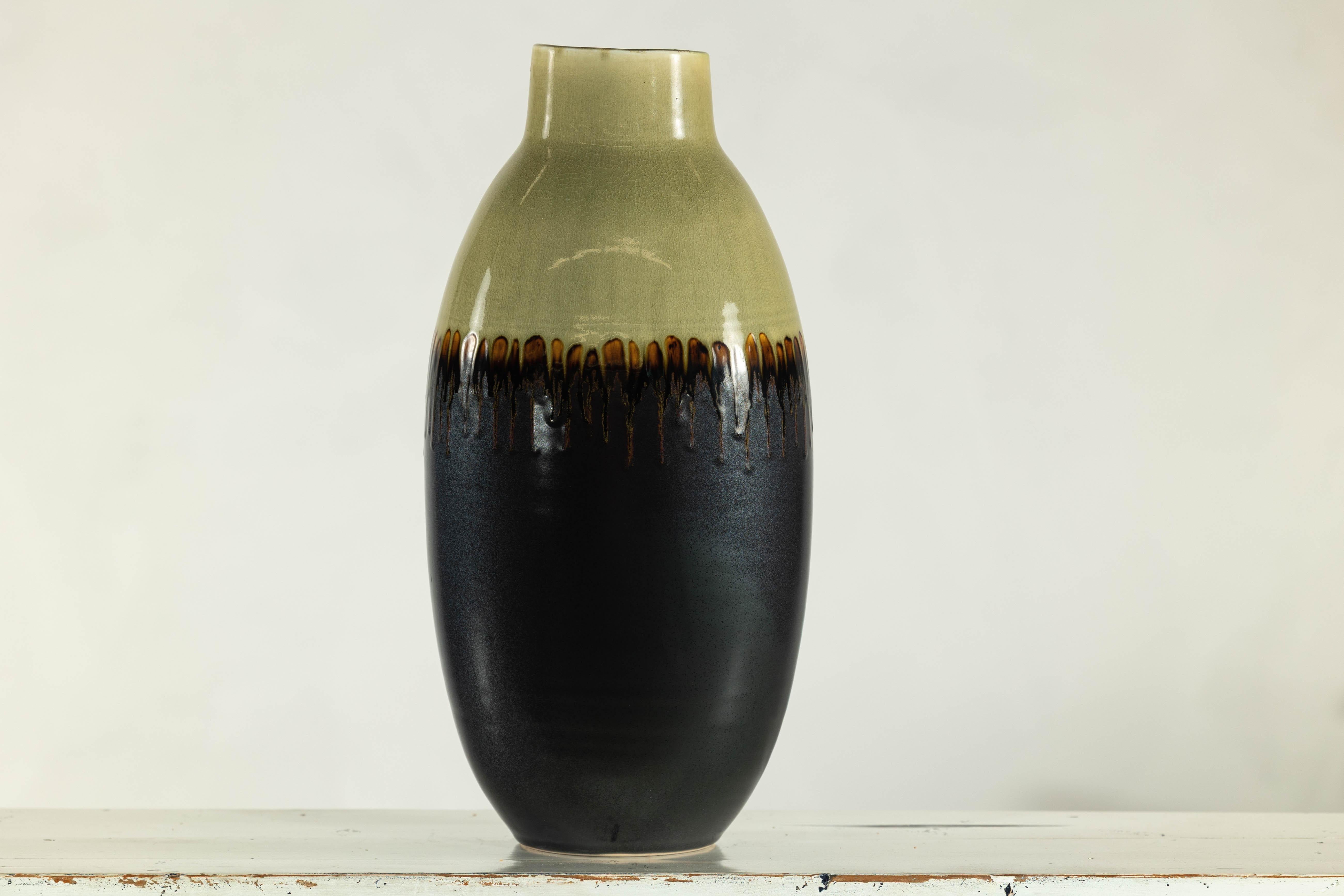 Ceramica Vaso alto in ceramica smaltata verde e marrone scuro con design a goccia in vendita