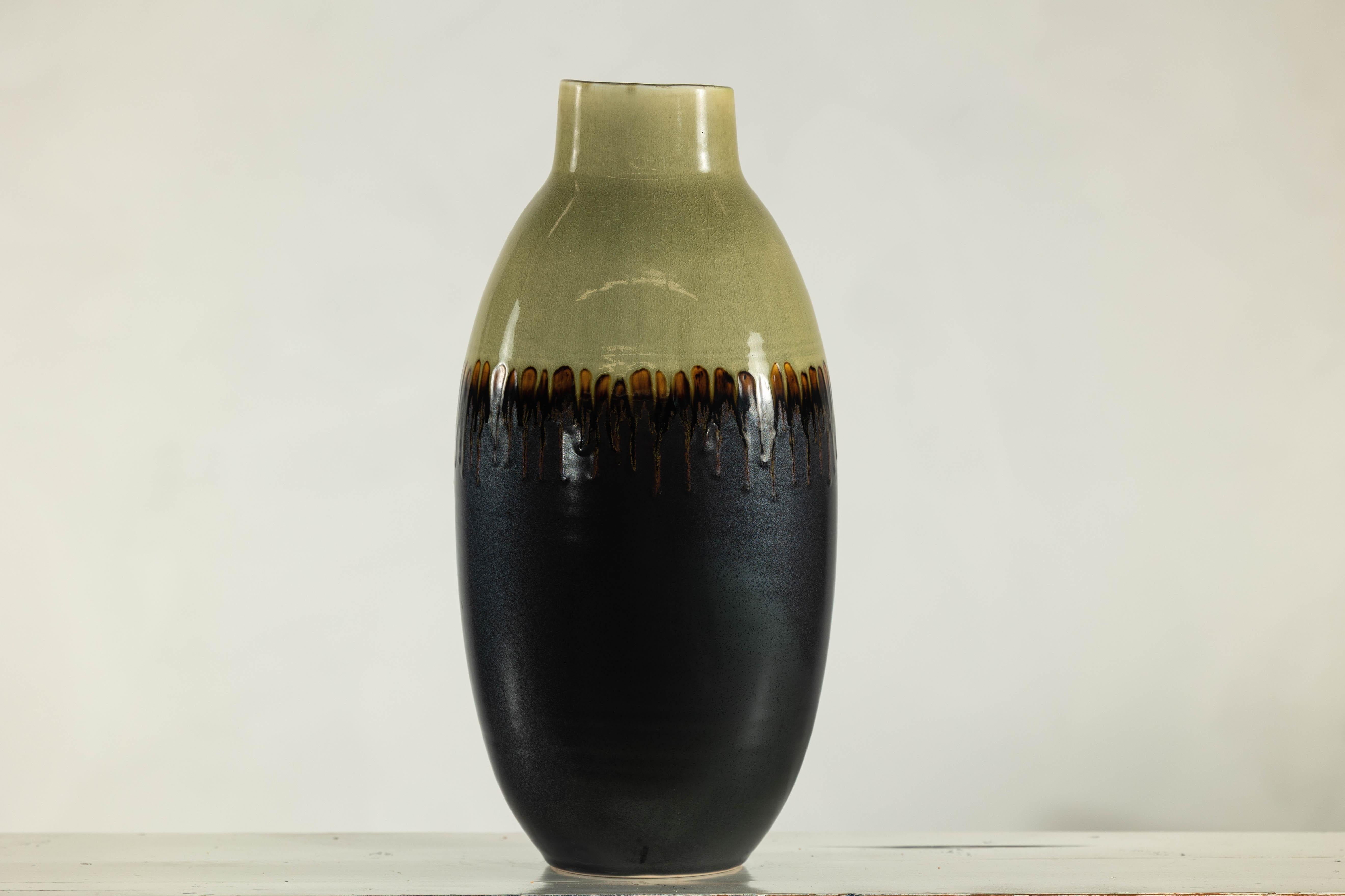 Vaso alto in ceramica smaltata verde e marrone scuro con design a goccia in vendita 1