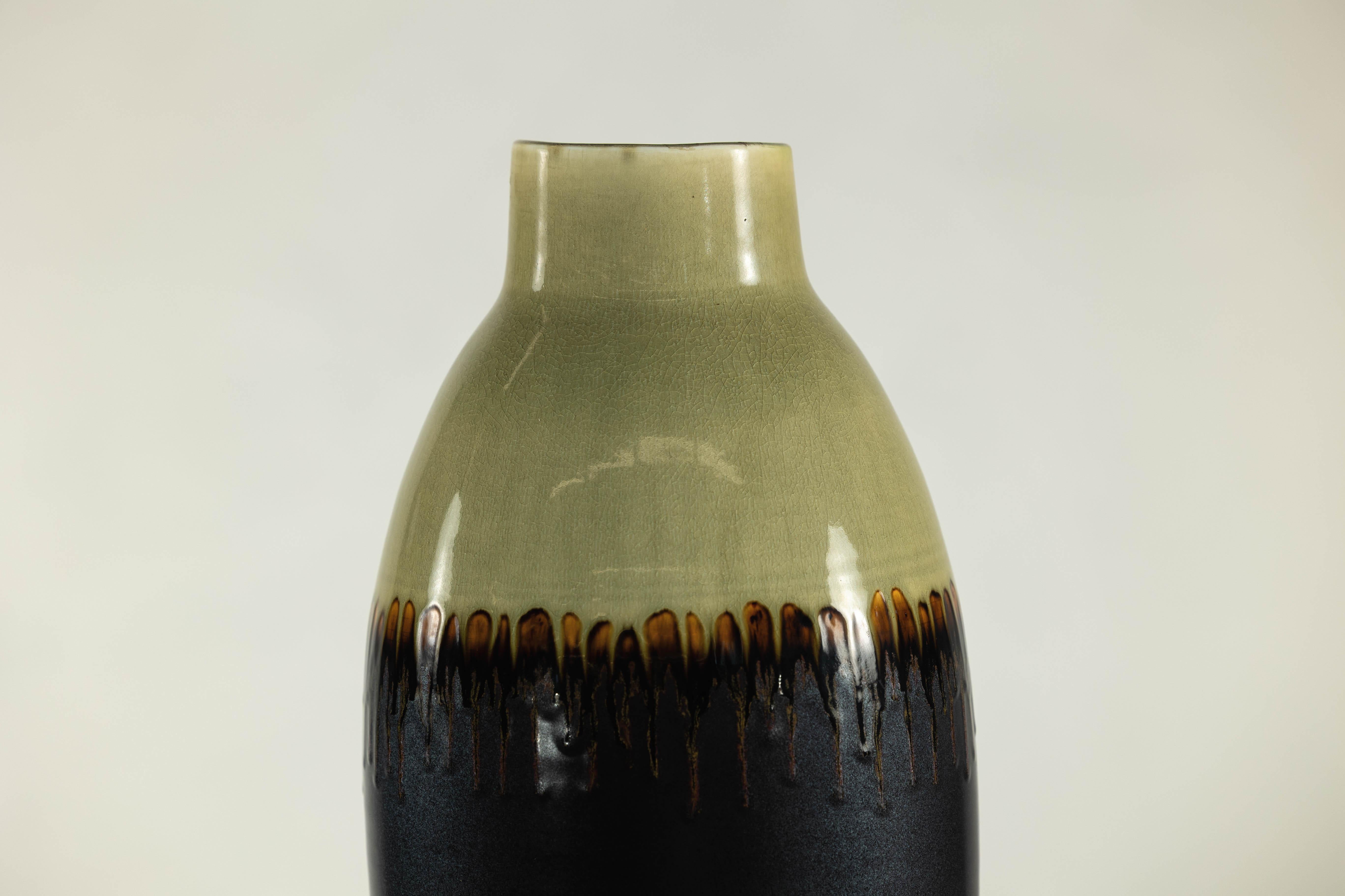 Vaso alto in ceramica smaltata verde e marrone scuro con design a goccia in vendita 2