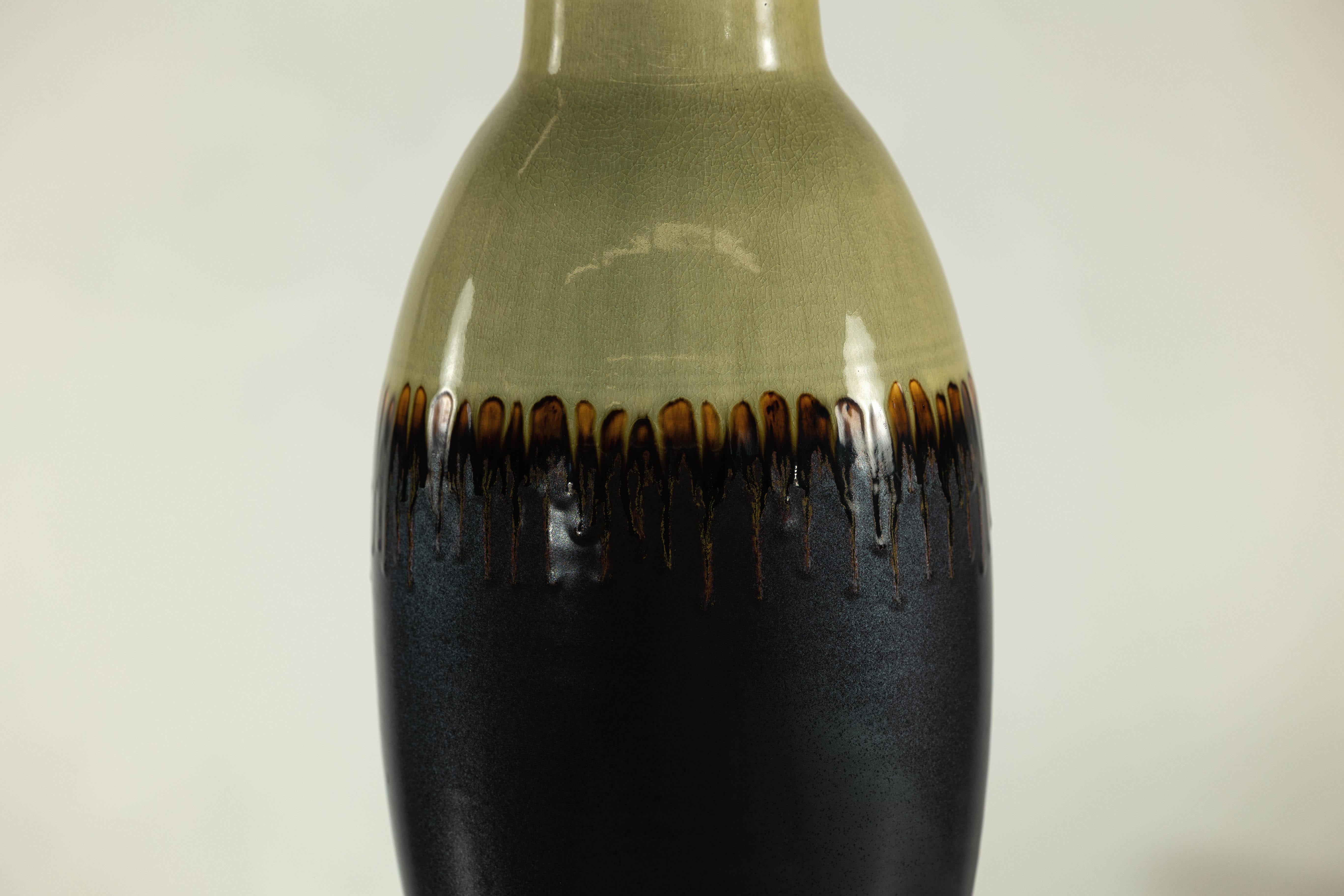 Vaso alto in ceramica smaltata verde e marrone scuro con design a goccia in vendita 3