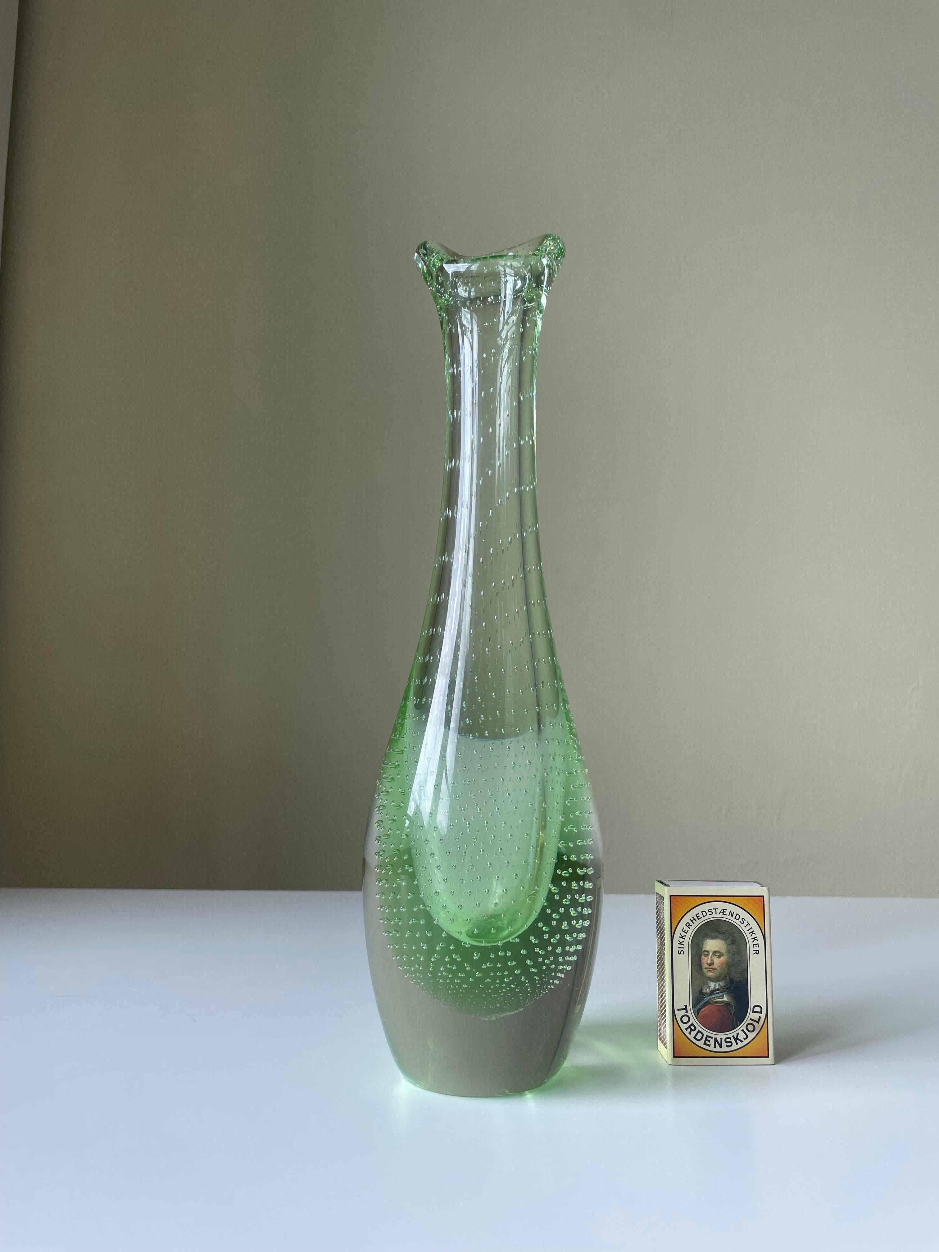 Große Vase aus grünem Blasenkunstglas, Skandinavien, 1960er Jahre im Angebot 6