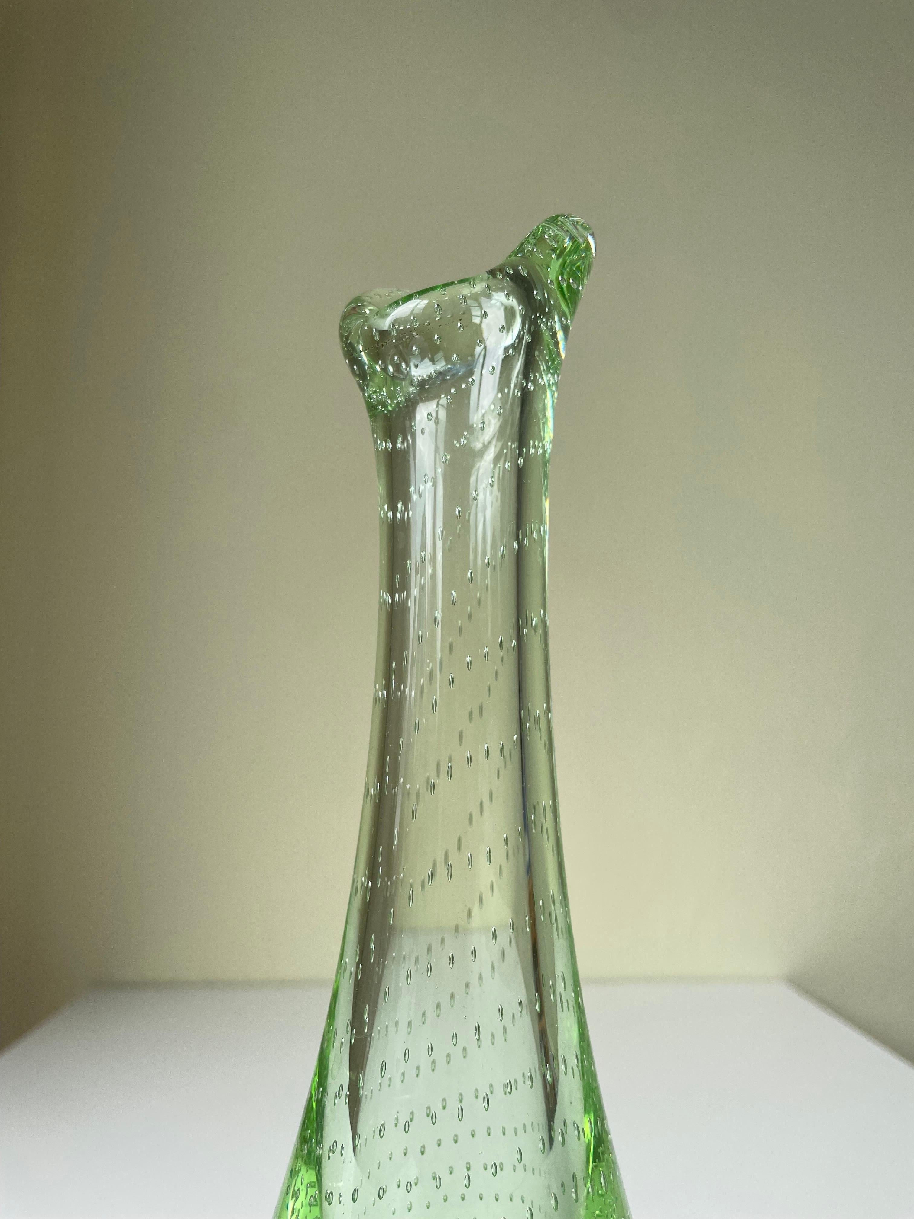 Große Vase aus grünem Blasenkunstglas, Skandinavien, 1960er Jahre (Schwedisch) im Angebot