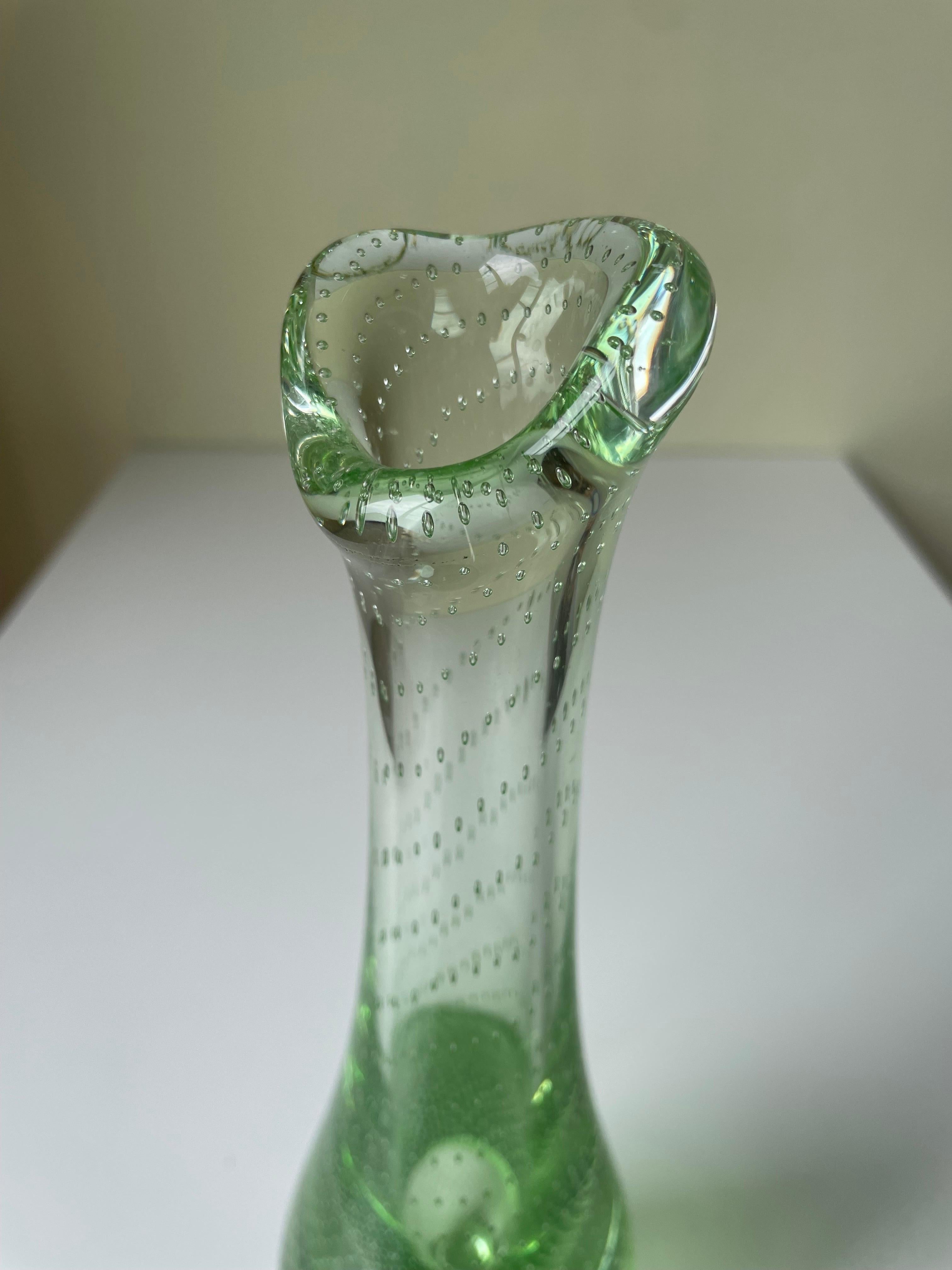 Große Vase aus grünem Blasenkunstglas, Skandinavien, 1960er Jahre (Handgefertigt) im Angebot