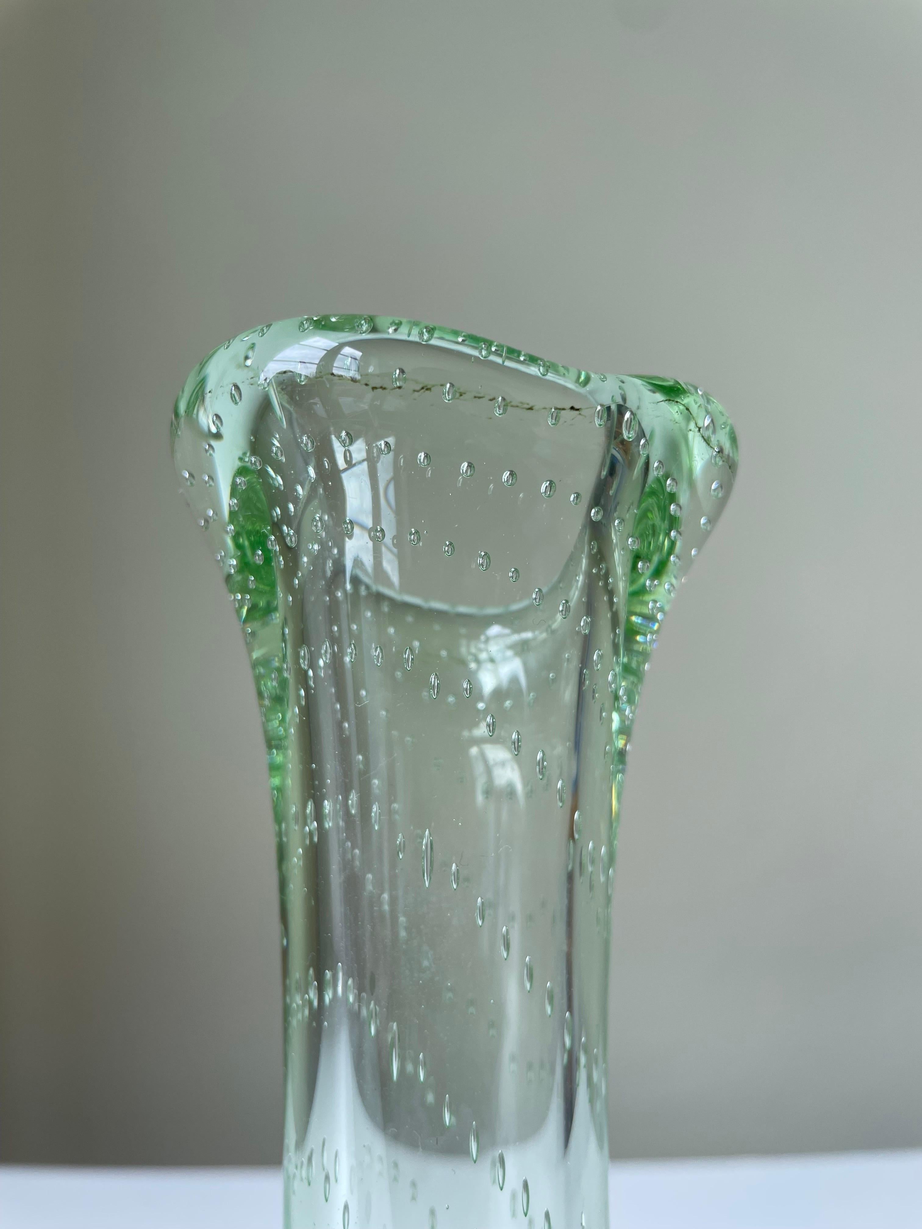 Tall Green Bubble Art Glass Vase, Scandinavia, 1960s In Good Condition For Sale In Copenhagen, DK