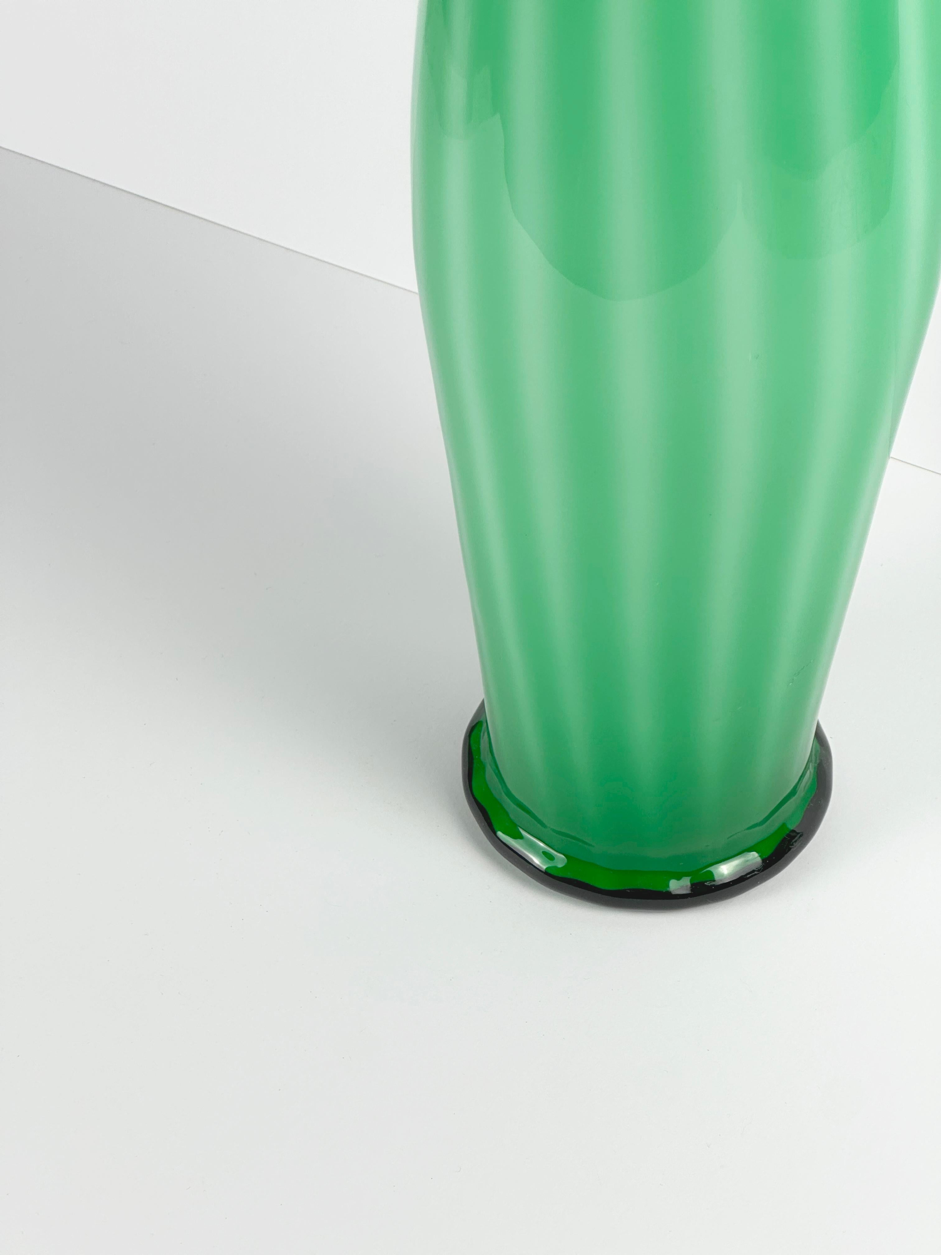 Vaso alto in vetro verde di Empoli realizzato dalla Vetreria Artistica Toscana a Empoli, Italia, intorno agli anni '70. Questo pezzo di vetro artistico italiano della metà del secolo scorso è soffiato in vetro incamiciato, una tecnica in cui uno