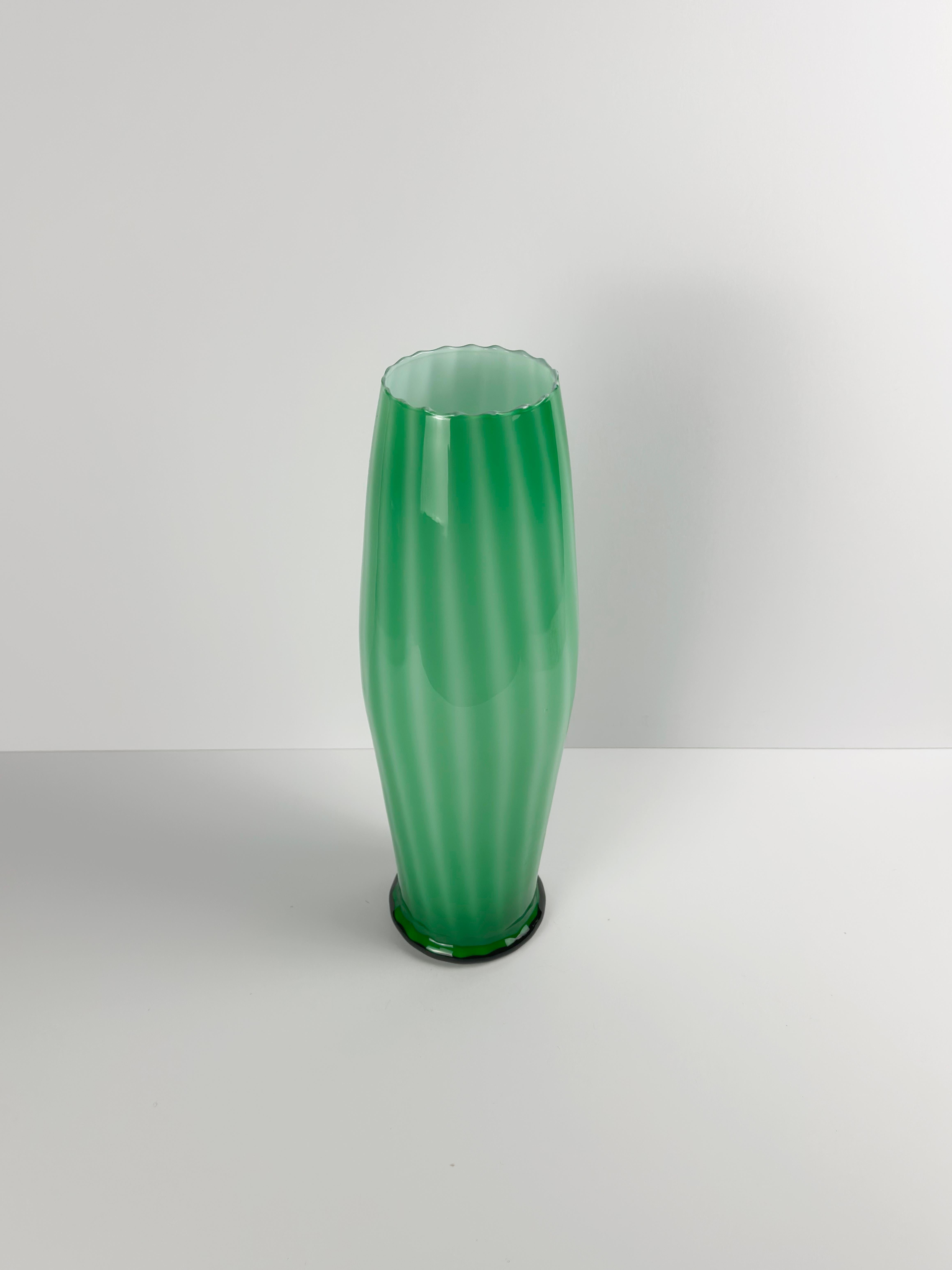 Mid-Century moderno Vaso alto in vetro Greene & Greene della Vetreria Artistica Toscana, anni '70, Italia in vendita