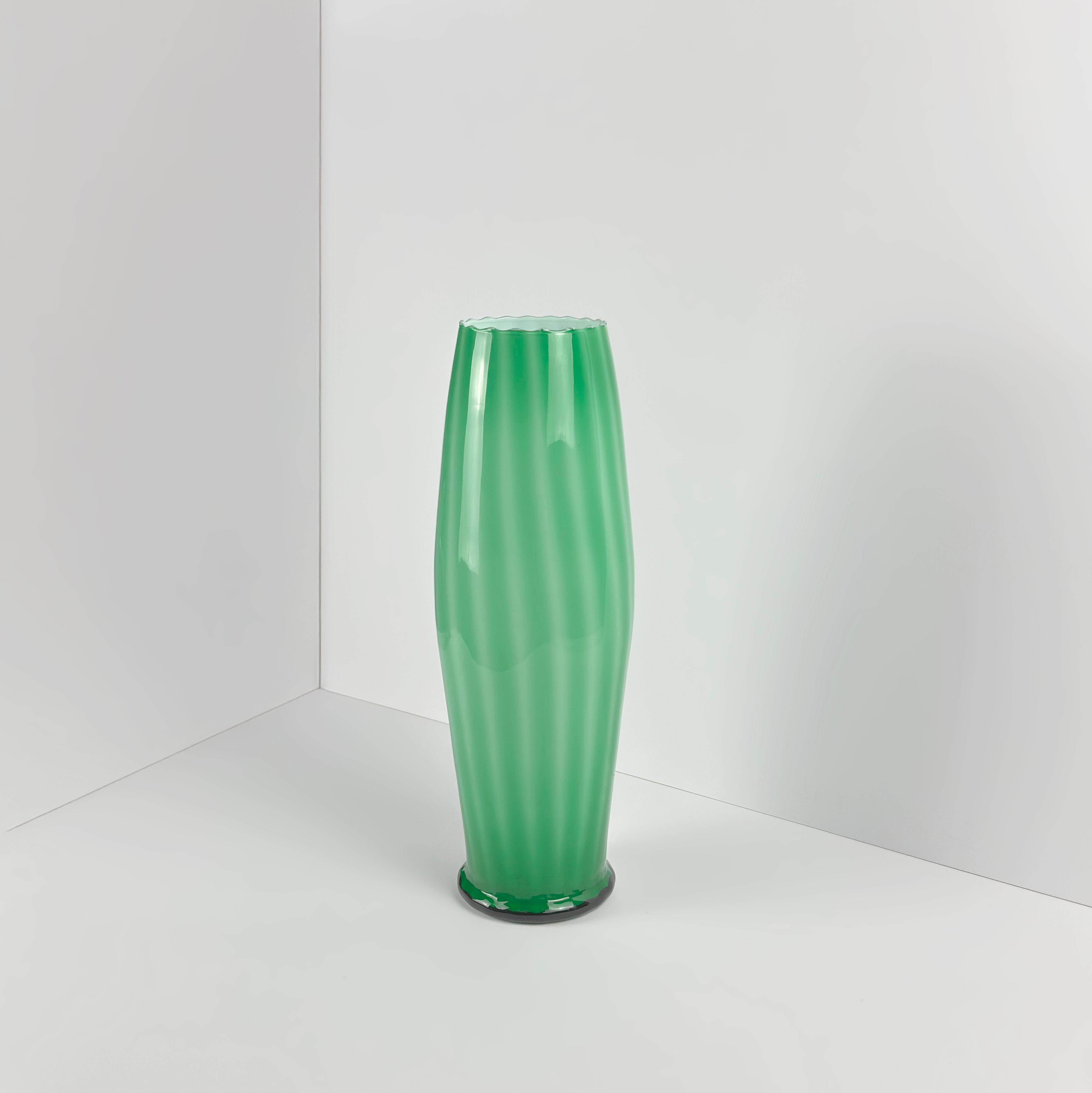 Fatto a mano Vaso alto in vetro Greene & Greene della Vetreria Artistica Toscana, anni '70, Italia in vendita