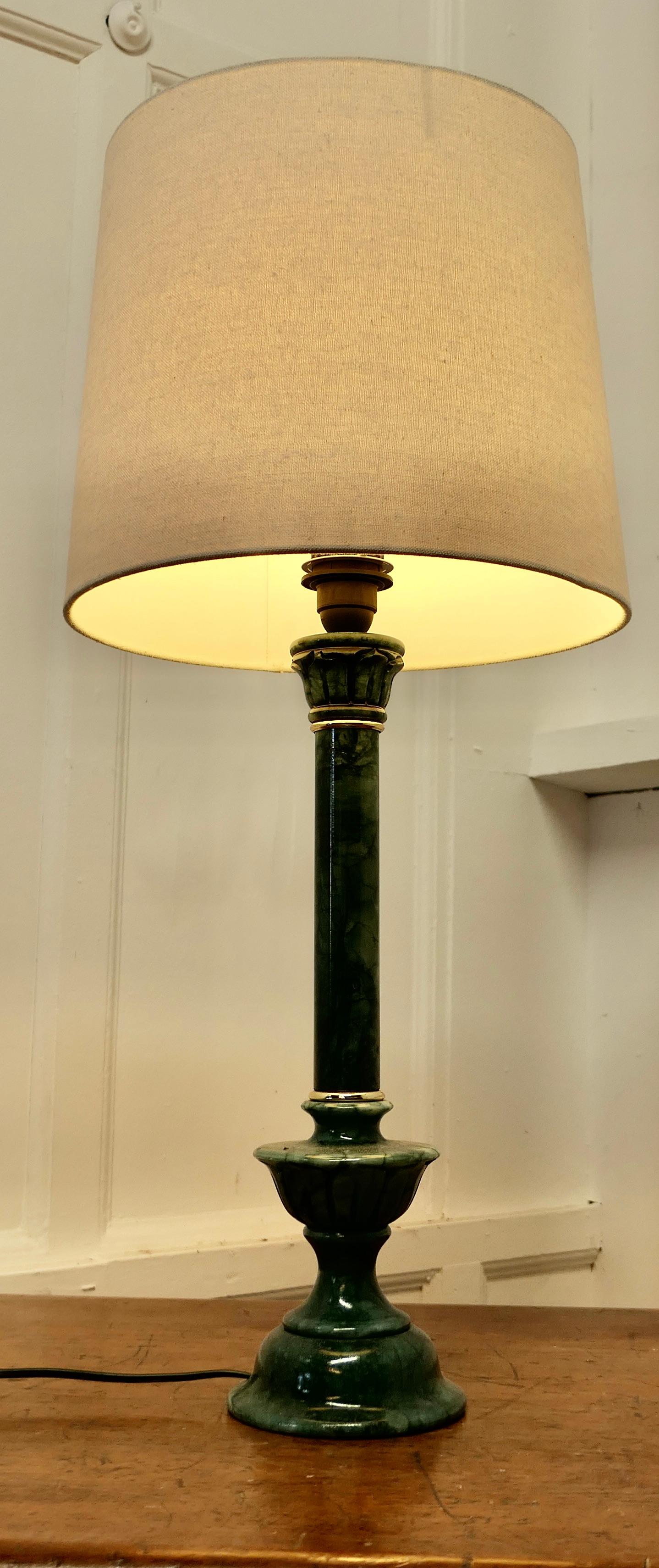 Provincial français Grande lampe à poser en marbre vert    en vente