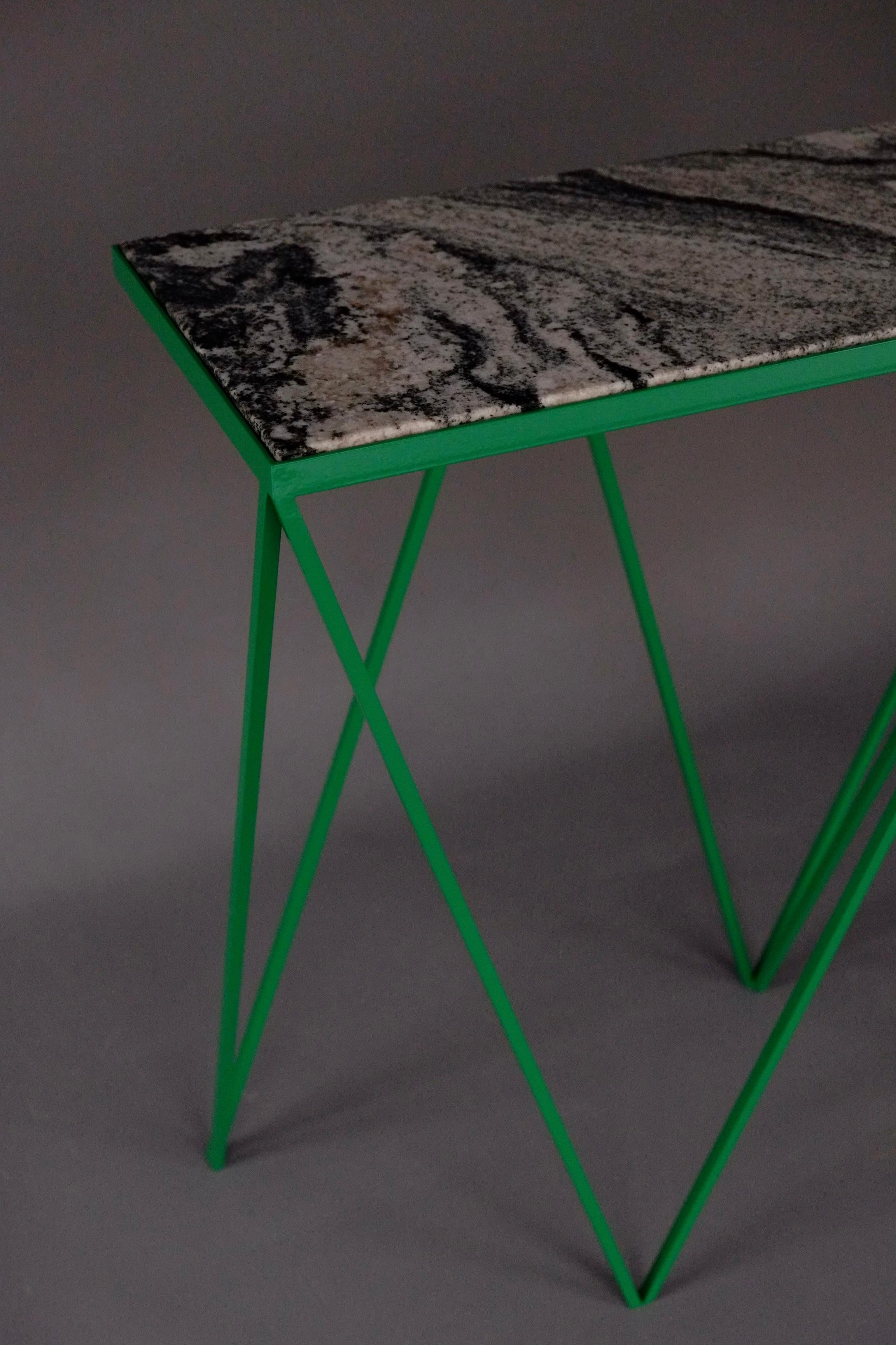 Großer Konsolentisch aus grünem Stahl mit Granit-Tischplatte, anpassbar (Moderne) im Angebot