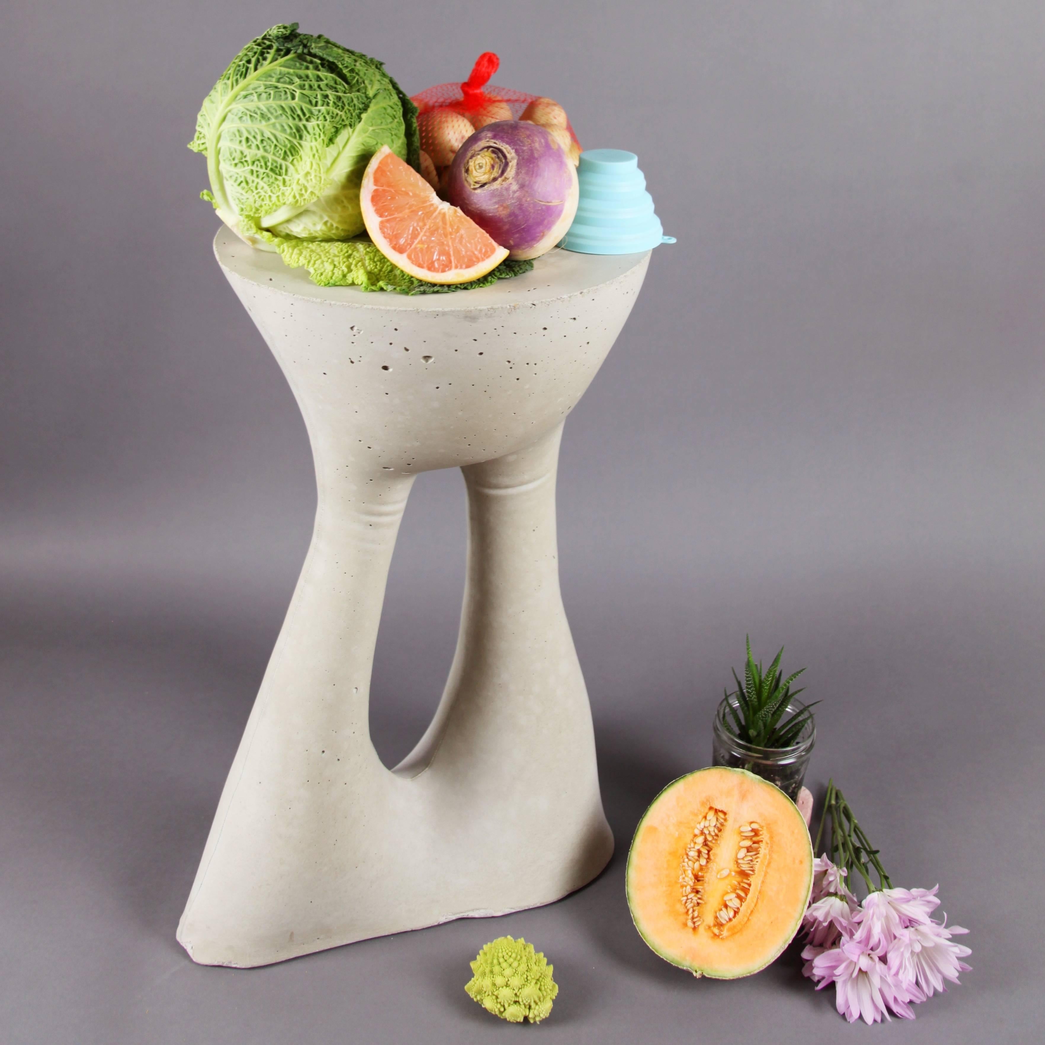 Américain Grande table d'appoint Kreten grise de Souda, en stock en vente