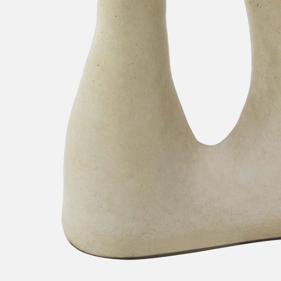 XXIe siècle et contemporain Grande table d'appoint Kreten grise de Souda, en stock en vente