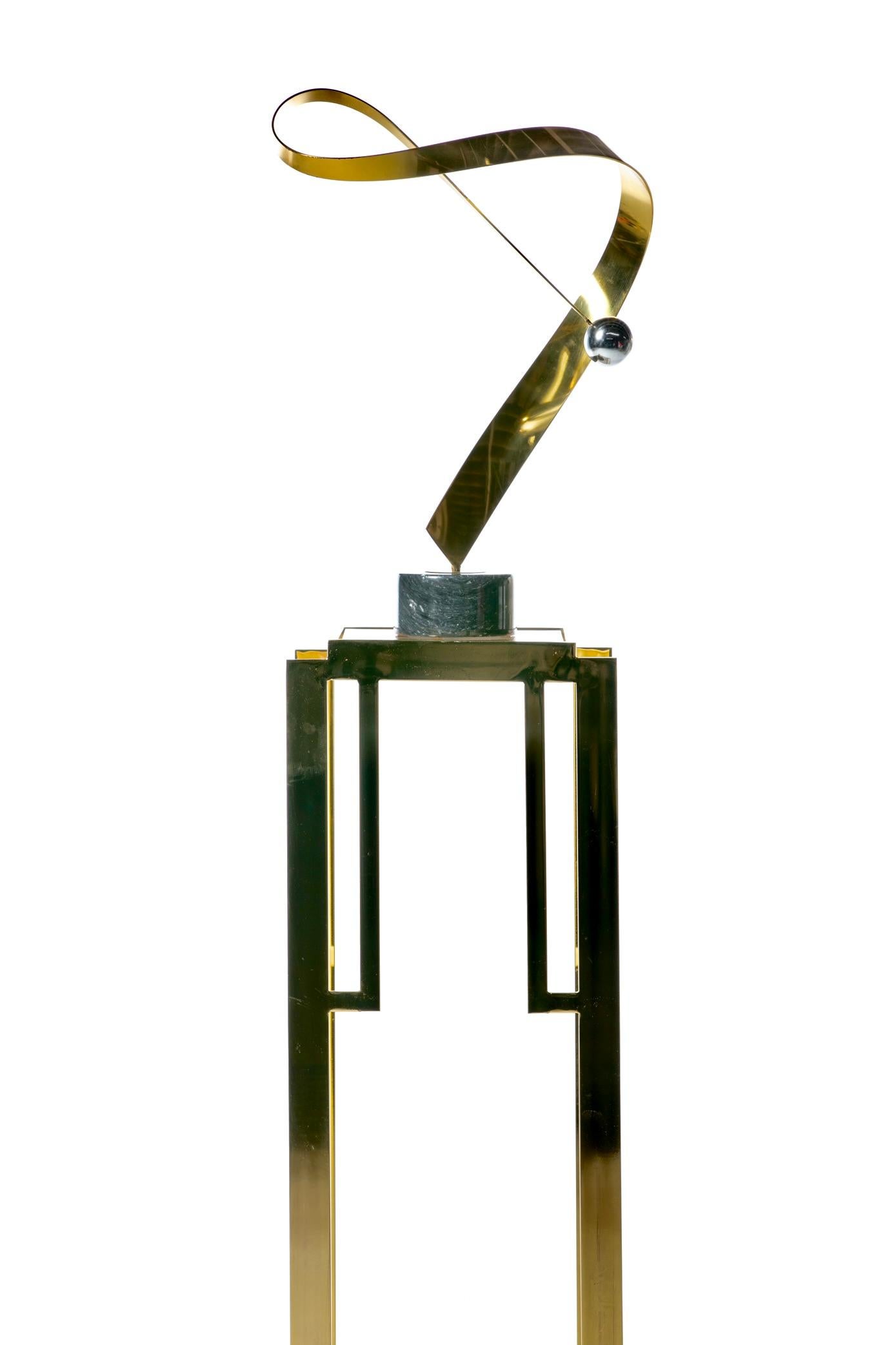 Grand The Pedestal Mid Century en laiton de style Guy Lefevre avec plateau en verre fumé brun en vente 2